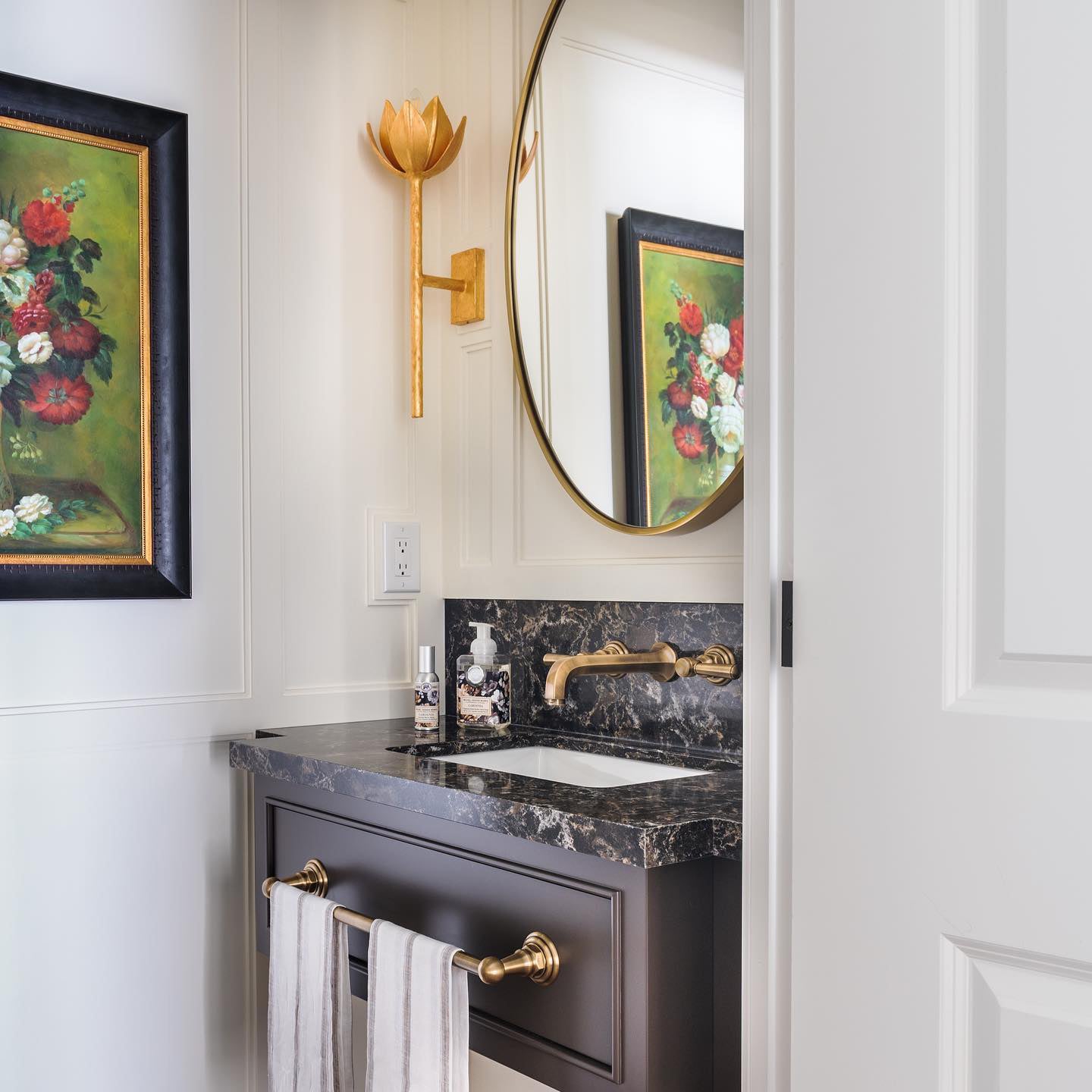 Design Wandlamp met Bloemvorm in Messing en Gips – Artistieke Wandverlichting Geïnspireerd op Giacometti voor Woonkamer en Hal | Restfield