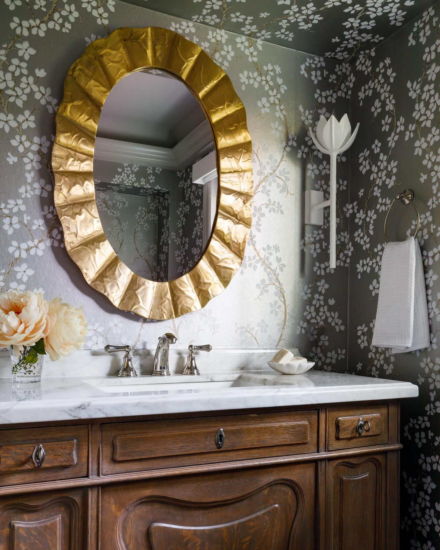 Design Wandlamp met Bloemvorm in Messing en Gips – Artistieke Wandverlichting Geïnspireerd op Giacometti voor Woonkamer en Hal | Restfield