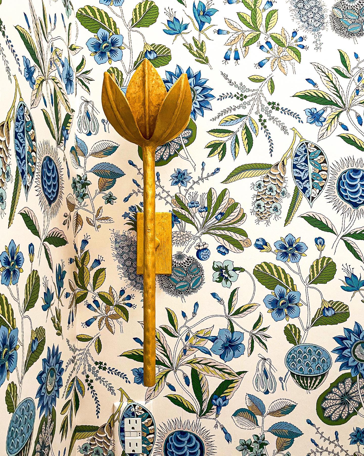 Design Wandlamp met Bloemvorm in Messing en Gips – Artistieke Wandverlichting Geïnspireerd op Giacometti voor Woonkamer en Hal | Restfield