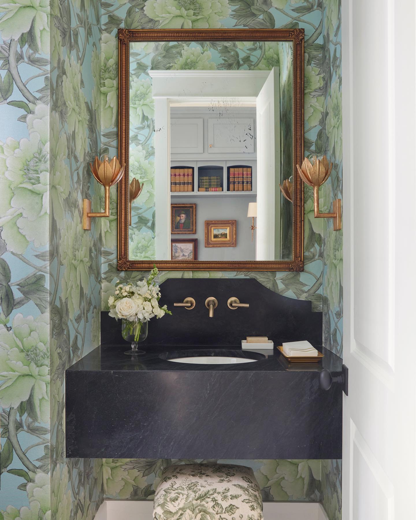 Design Wandlamp met Bloemvorm in Messing en Gips – Artistieke Wandverlichting Geïnspireerd op Giacometti voor Woonkamer en Hal | Restfield