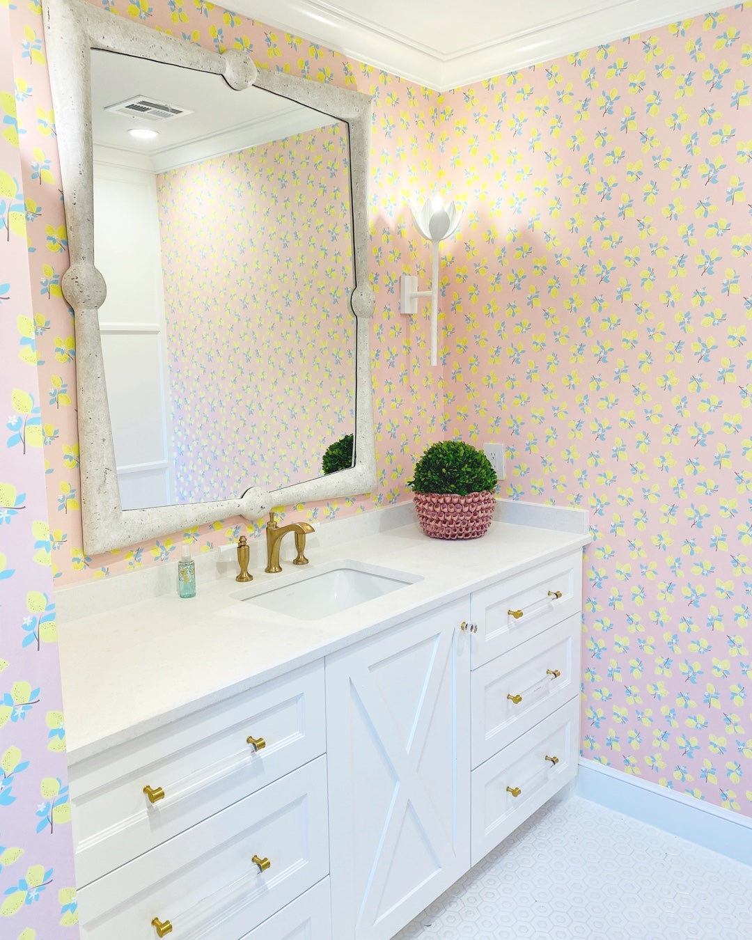 Design Wandlamp met Bloemvorm in Messing en Gips – Artistieke Wandverlichting Geïnspireerd op Giacometti voor Woonkamer en Hal | Restfield