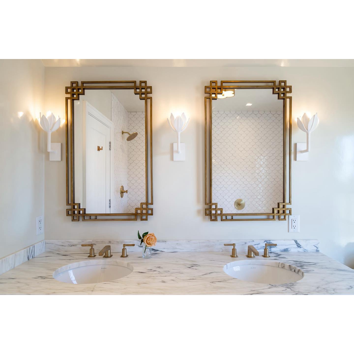 Design Wandlamp met Bloemvorm in Messing en Gips – Artistieke Wandverlichting Geïnspireerd op Giacometti voor Woonkamer en Hal | Restfield