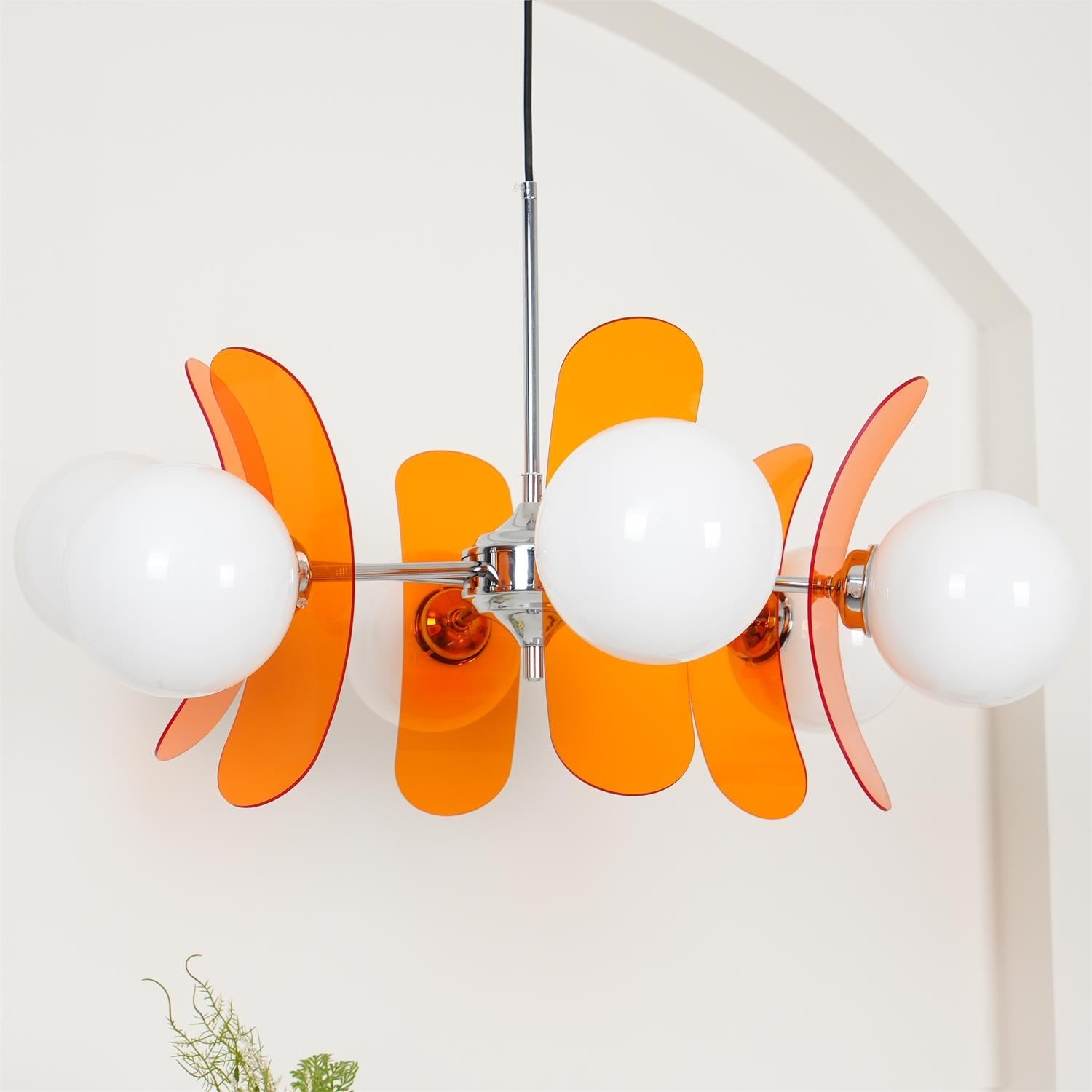 Moderne Sputnik Kroonluchter met Gekleurde Acryl Elementen en Witte Glazen Bollen – Design Hanglamp Meerdere Lichtpunten | Restfield