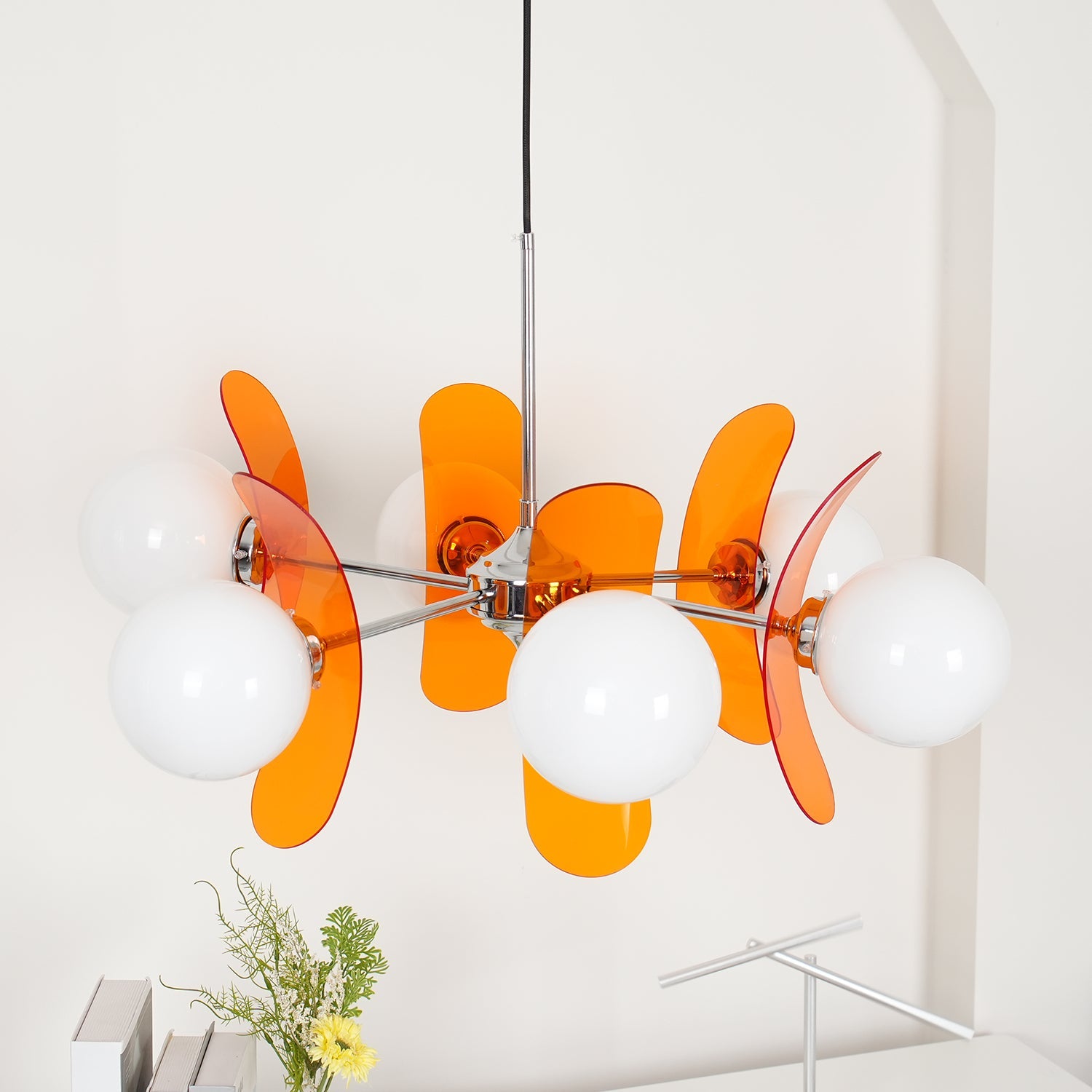 Moderne Sputnik Kroonluchter met Gekleurde Acryl Elementen en Witte Glazen Bollen – Design Hanglamp Meerdere Lichtpunten | Restfield