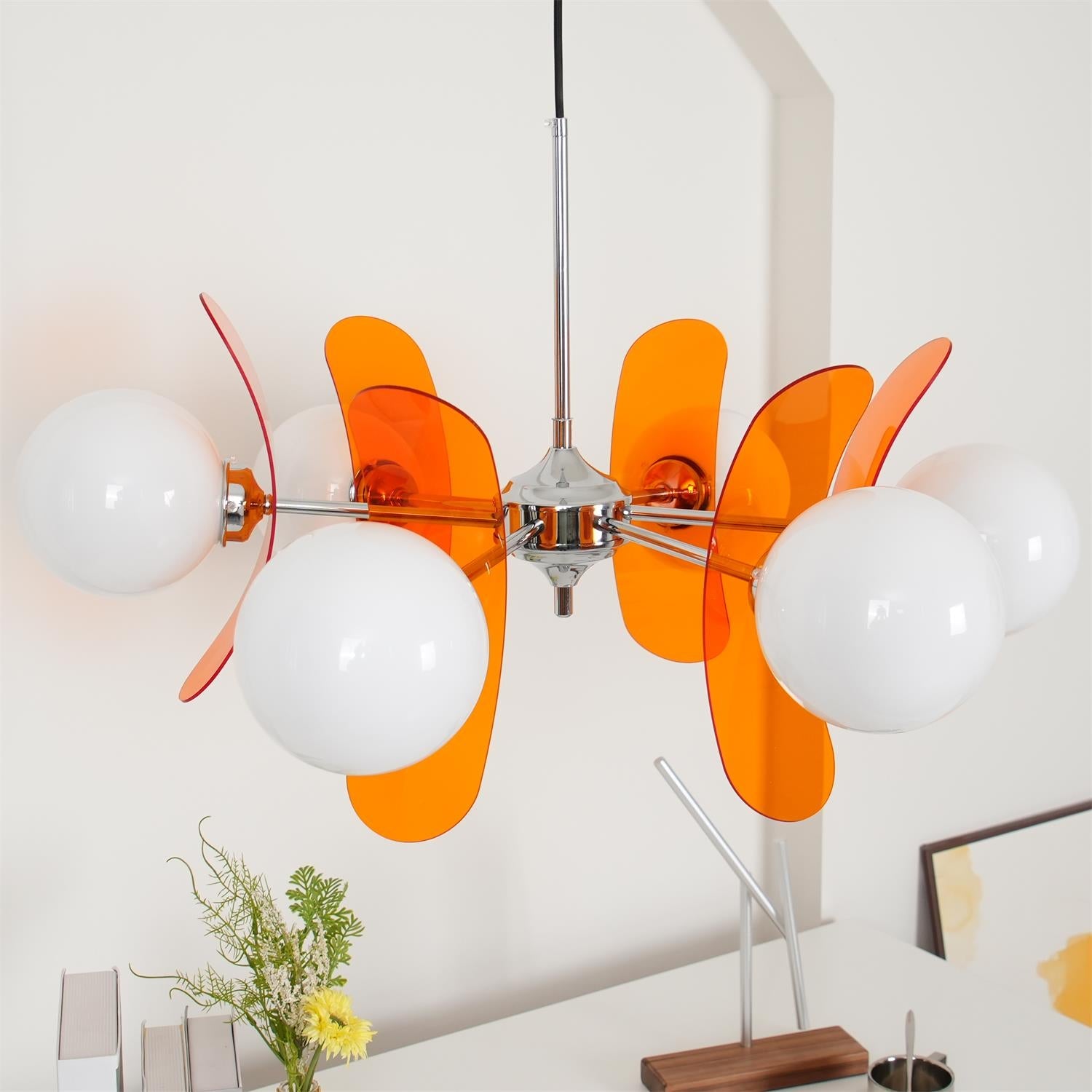 Moderne Sputnik Kroonluchter met Gekleurde Acryl Elementen en Witte Glazen Bollen – Design Hanglamp Meerdere Lichtpunten | Restfield