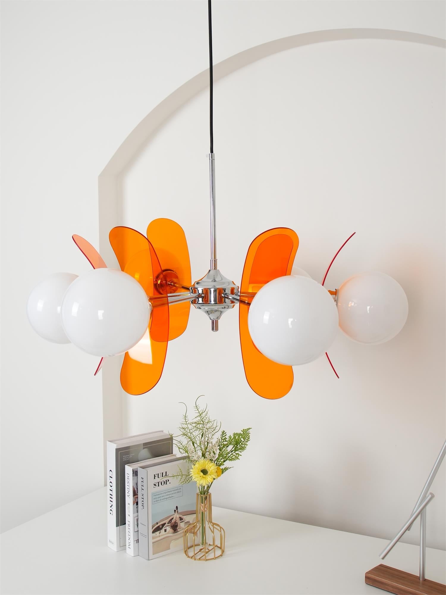 Moderne Sputnik Kroonluchter met Gekleurde Acryl Elementen en Witte Glazen Bollen – Design Hanglamp Meerdere Lichtpunten | Restfield