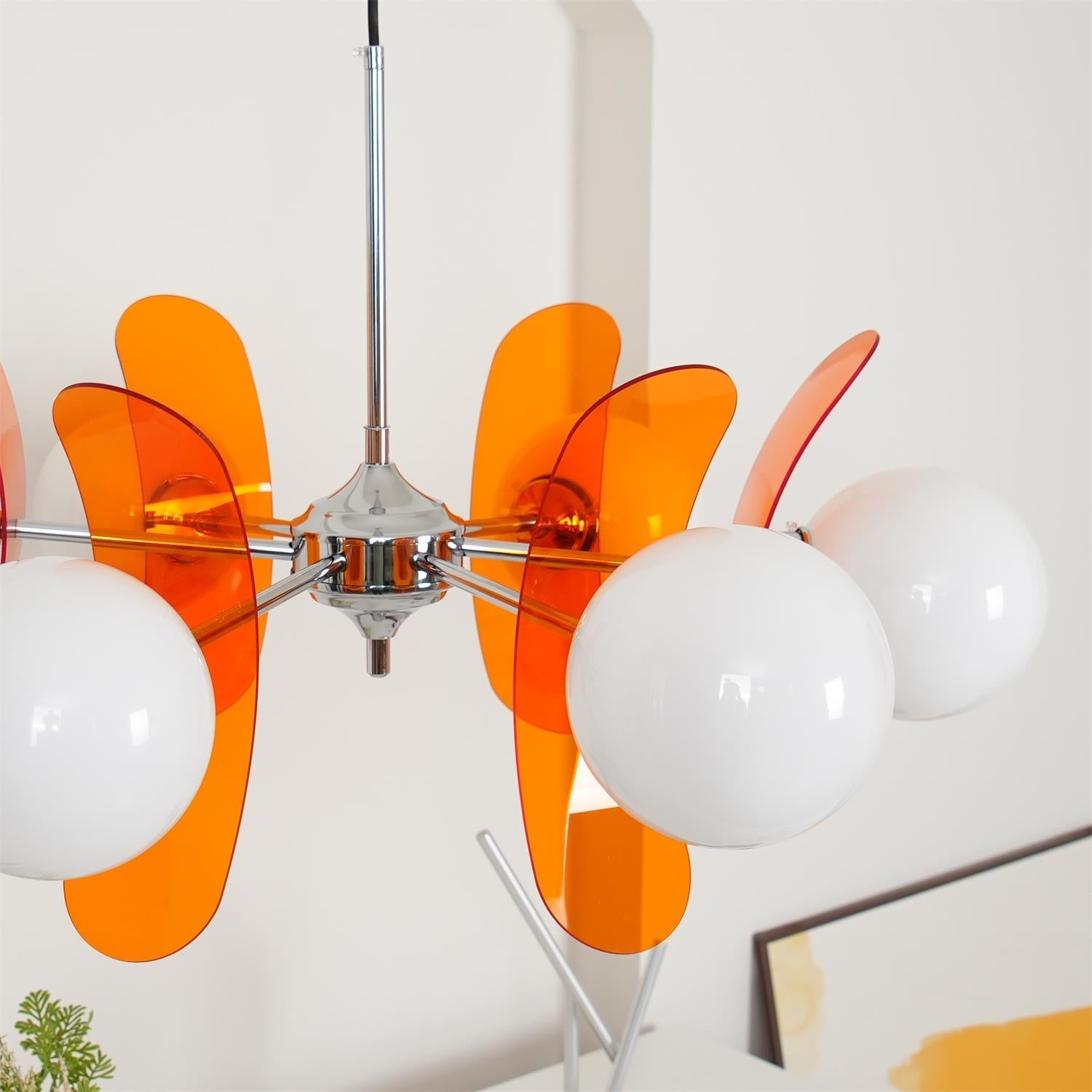 Moderne Sputnik Kroonluchter met Gekleurde Acryl Elementen en Witte Glazen Bollen – Design Hanglamp Meerdere Lichtpunten | Restfield