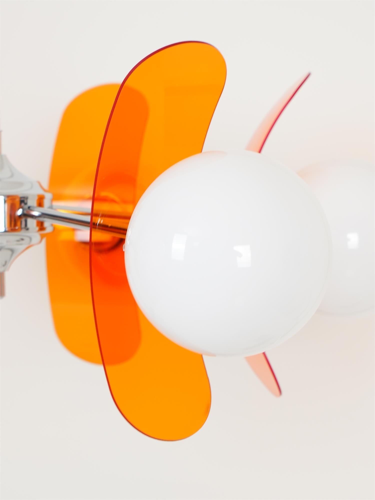 Moderne Sputnik Kroonluchter met Gekleurde Acryl Elementen en Witte Glazen Bollen – Design Hanglamp Meerdere Lichtpunten | Restfield