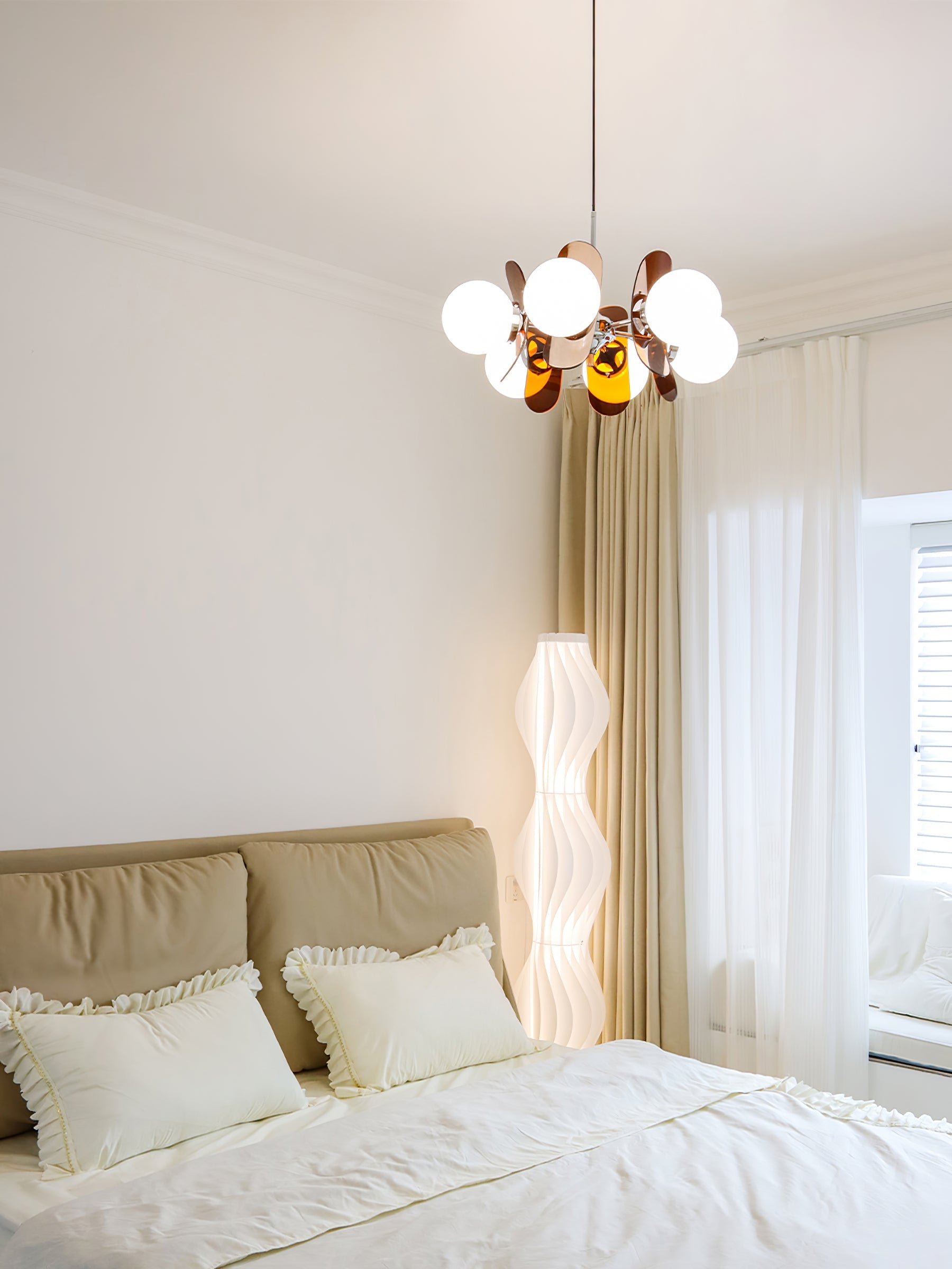 Moderne Sputnik Kroonluchter met Gekleurde Acryl Elementen en Witte Glazen Bollen – Design Hanglamp Meerdere Lichtpunten | Restfield