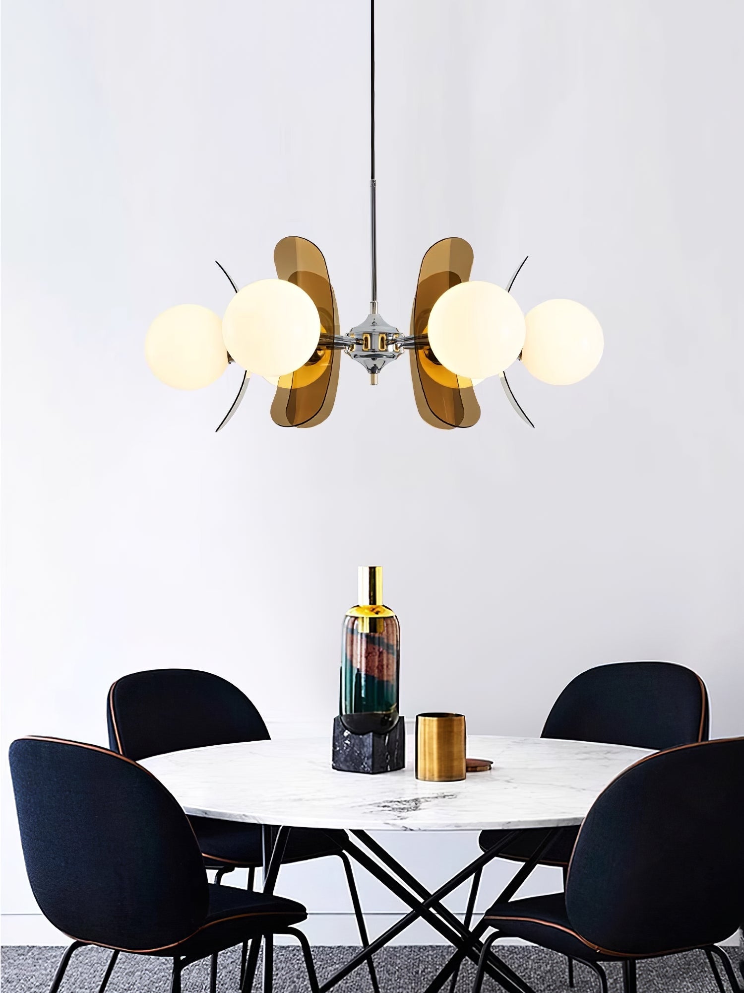 Moderne Sputnik Kroonluchter met Gekleurde Acryl Elementen en Witte Glazen Bollen – Design Hanglamp Meerdere Lichtpunten | Restfield