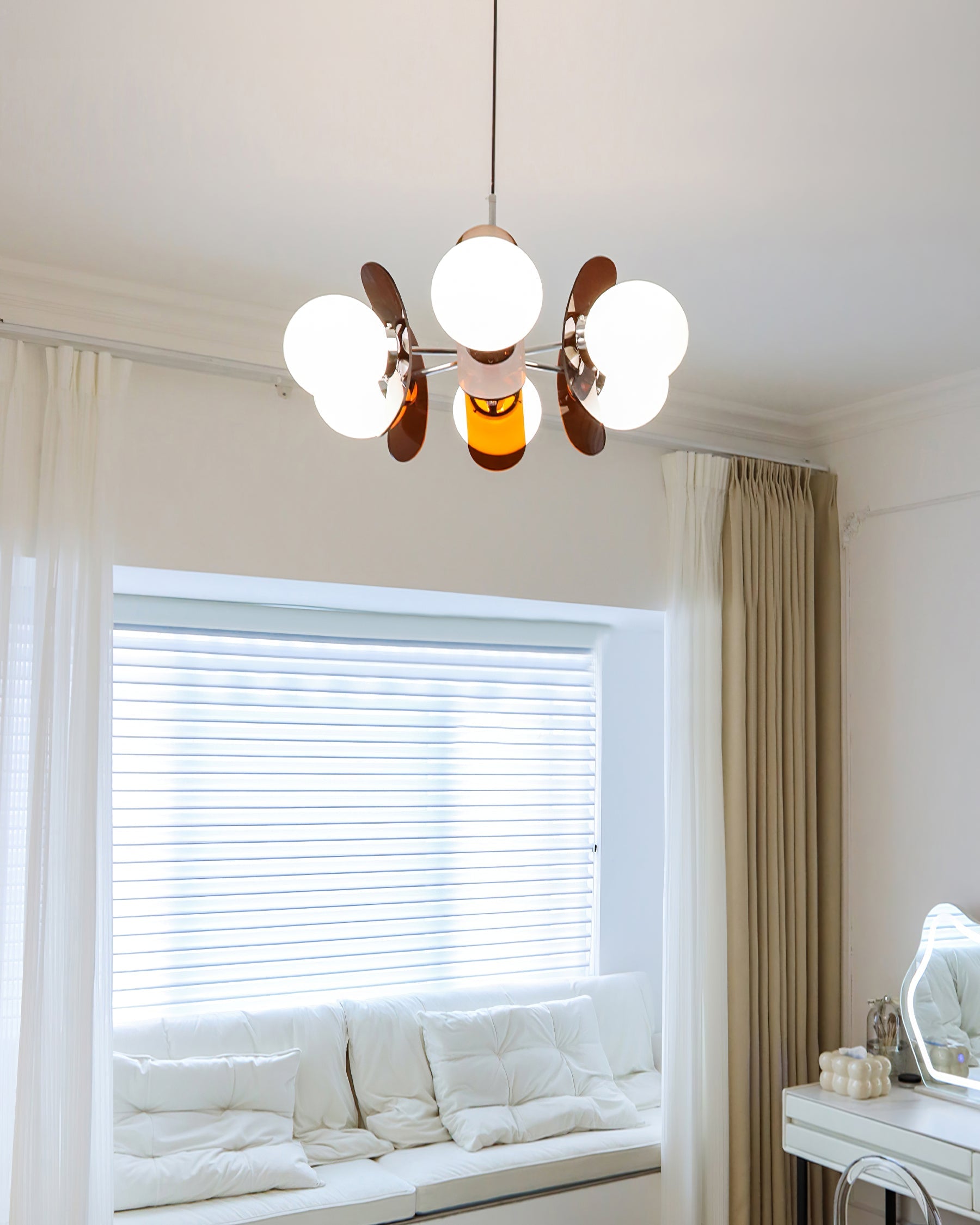 Moderne Sputnik Kroonluchter met Gekleurde Acryl Elementen en Witte Glazen Bollen – Design Hanglamp Meerdere Lichtpunten | Restfield