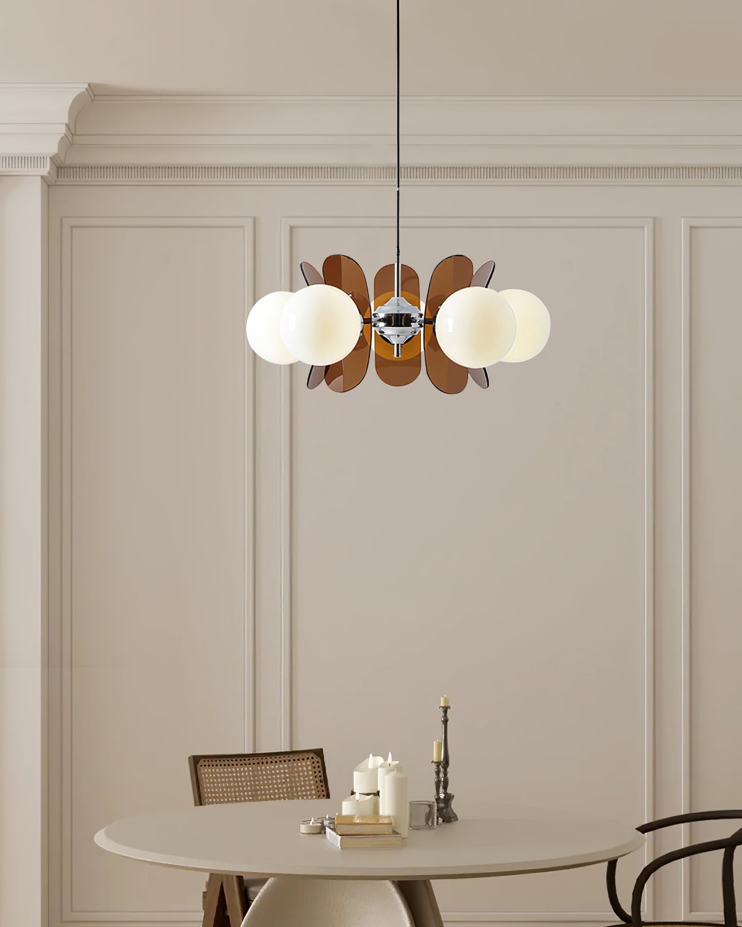 Moderne Sputnik Kroonluchter met Gekleurde Acryl Elementen en Witte Glazen Bollen – Design Hanglamp Meerdere Lichtpunten | Restfield