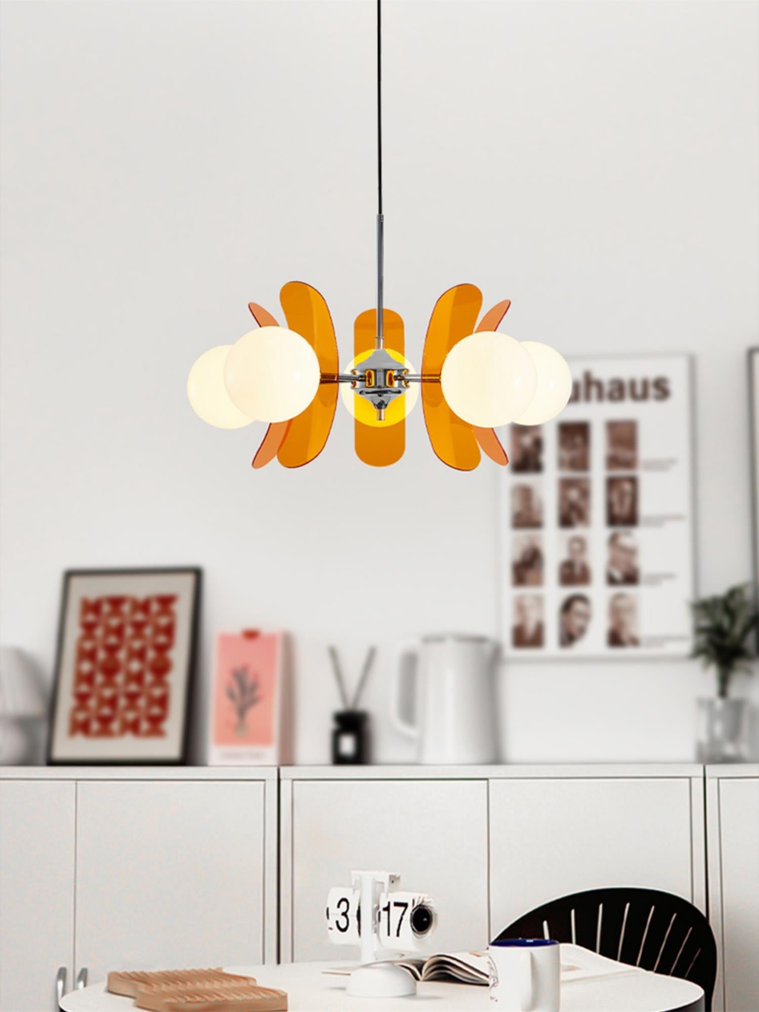 Moderne Sputnik Kroonluchter met Gekleurde Acryl Elementen en Witte Glazen Bollen – Design Hanglamp Meerdere Lichtpunten | Restfield