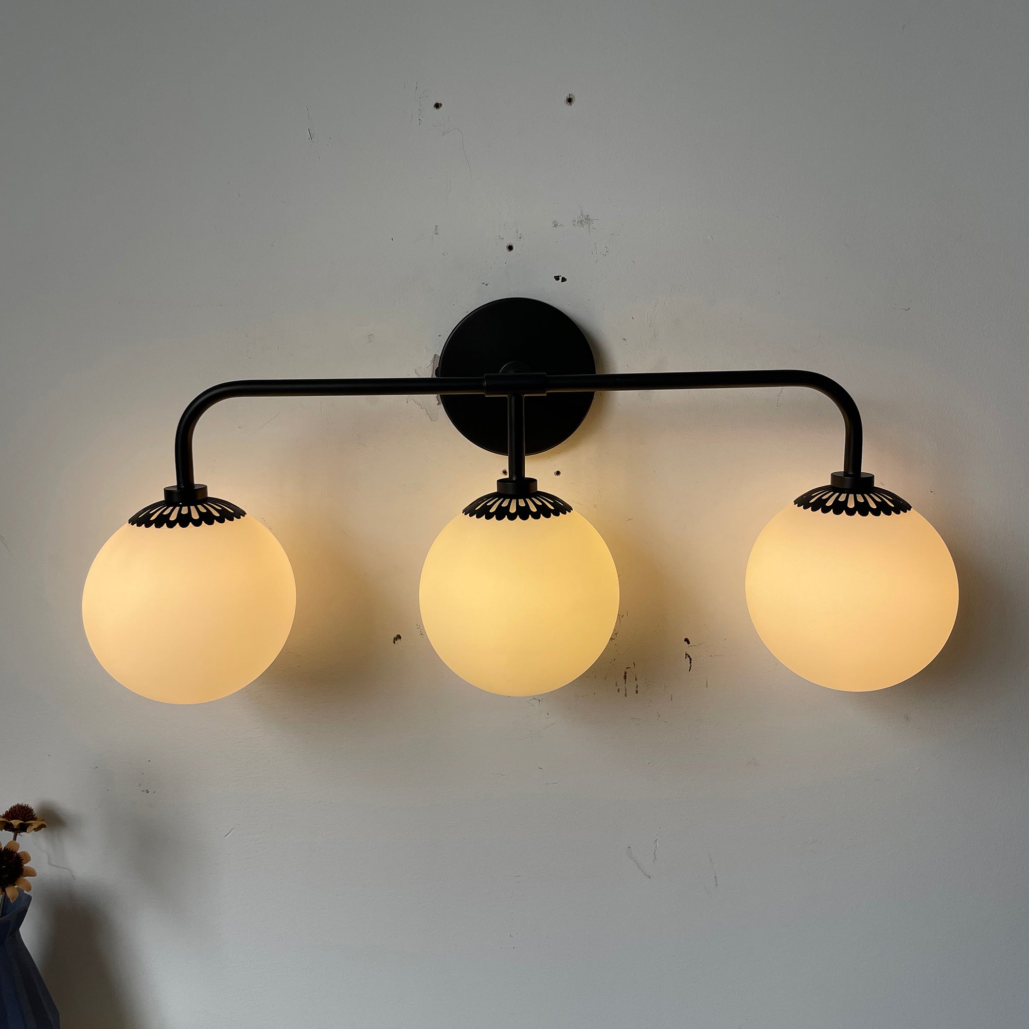 Art Deco Wandlamp met Bloemkap en Glazen Bol – Design Wandverlichting in Messing, Zwart of Nikkel voor Woonkamer en Badkamer | Restfield