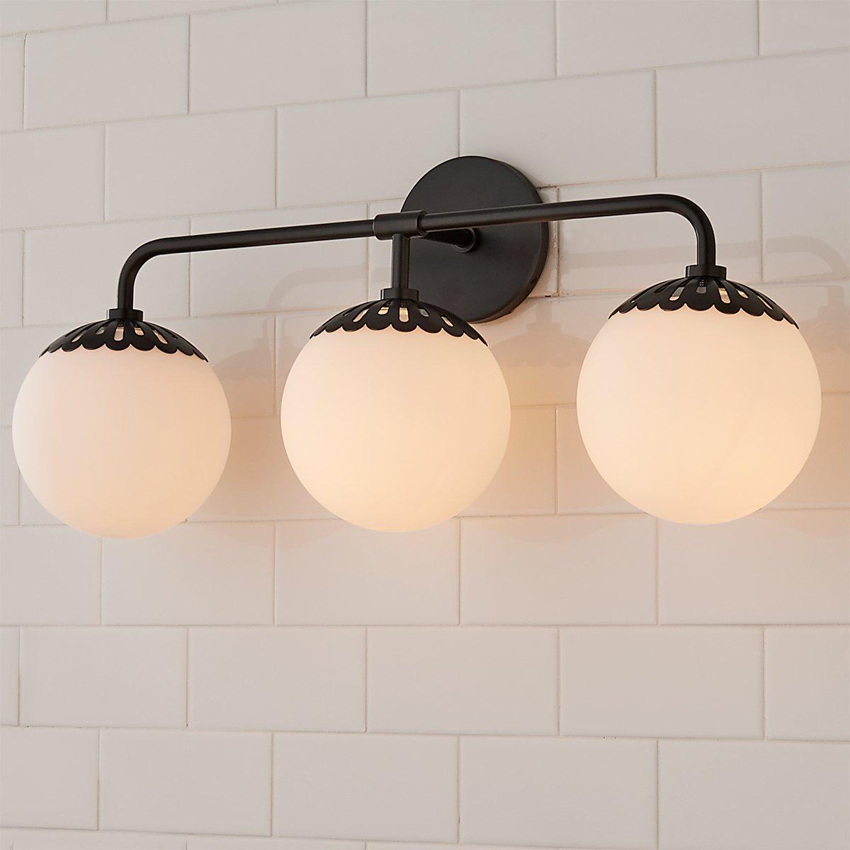 Art Deco Wandlamp met Bloemkap en Glazen Bol – Design Wandverlichting in Messing, Zwart of Nikkel voor Woonkamer en Badkamer | Restfield