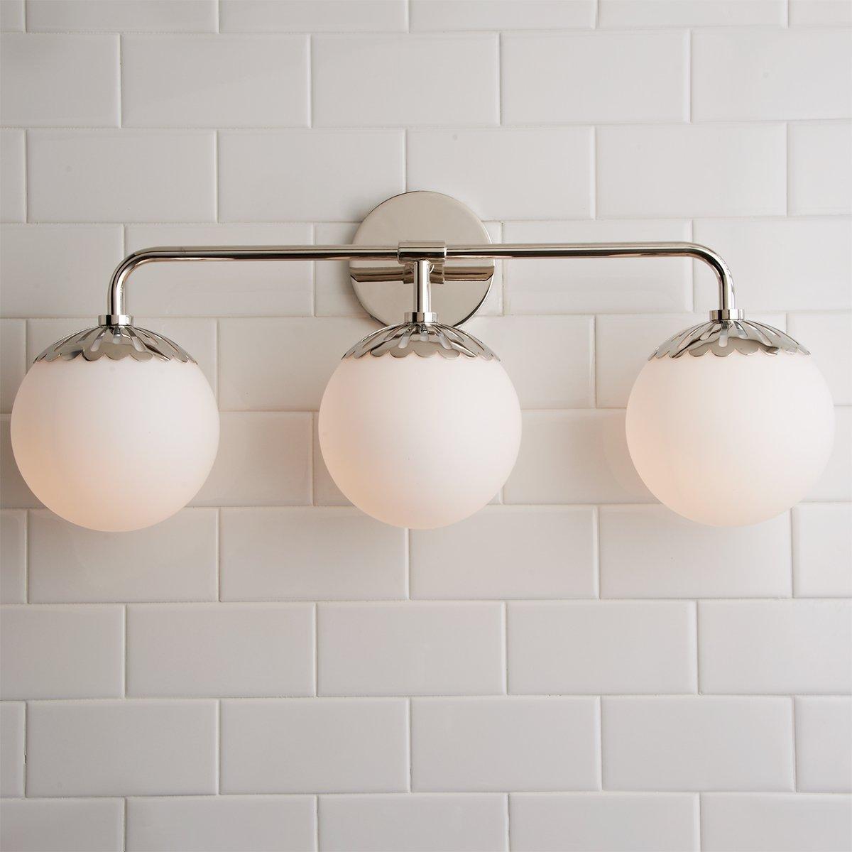 Art Deco Wandlamp met Bloemkap en Glazen Bol – Design Wandverlichting in Messing, Zwart of Nikkel voor Woonkamer en Badkamer | Restfield