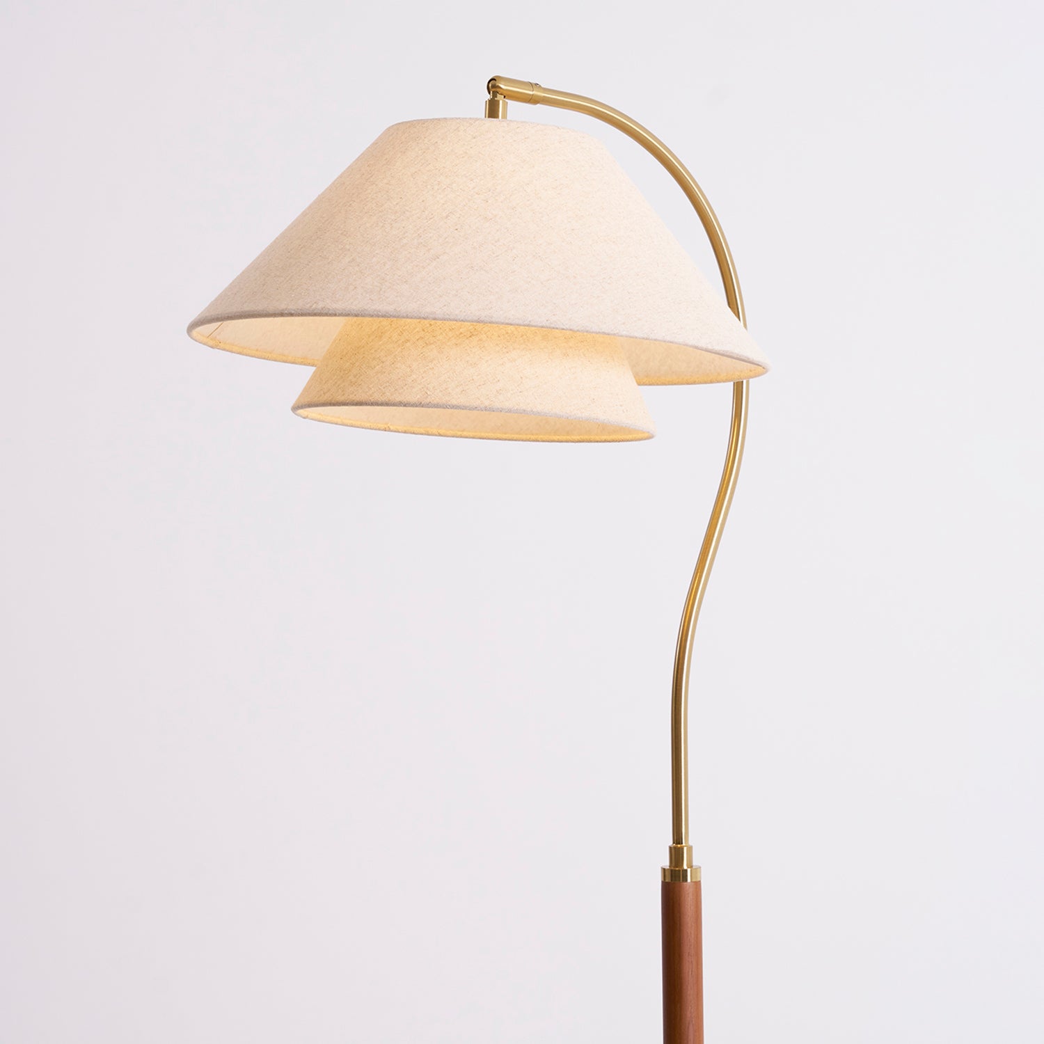 Luxe Vloerlamp met Dubbele Stoffen Kap en Houten Details – 155 cm Hoog Design Statement | Restfield