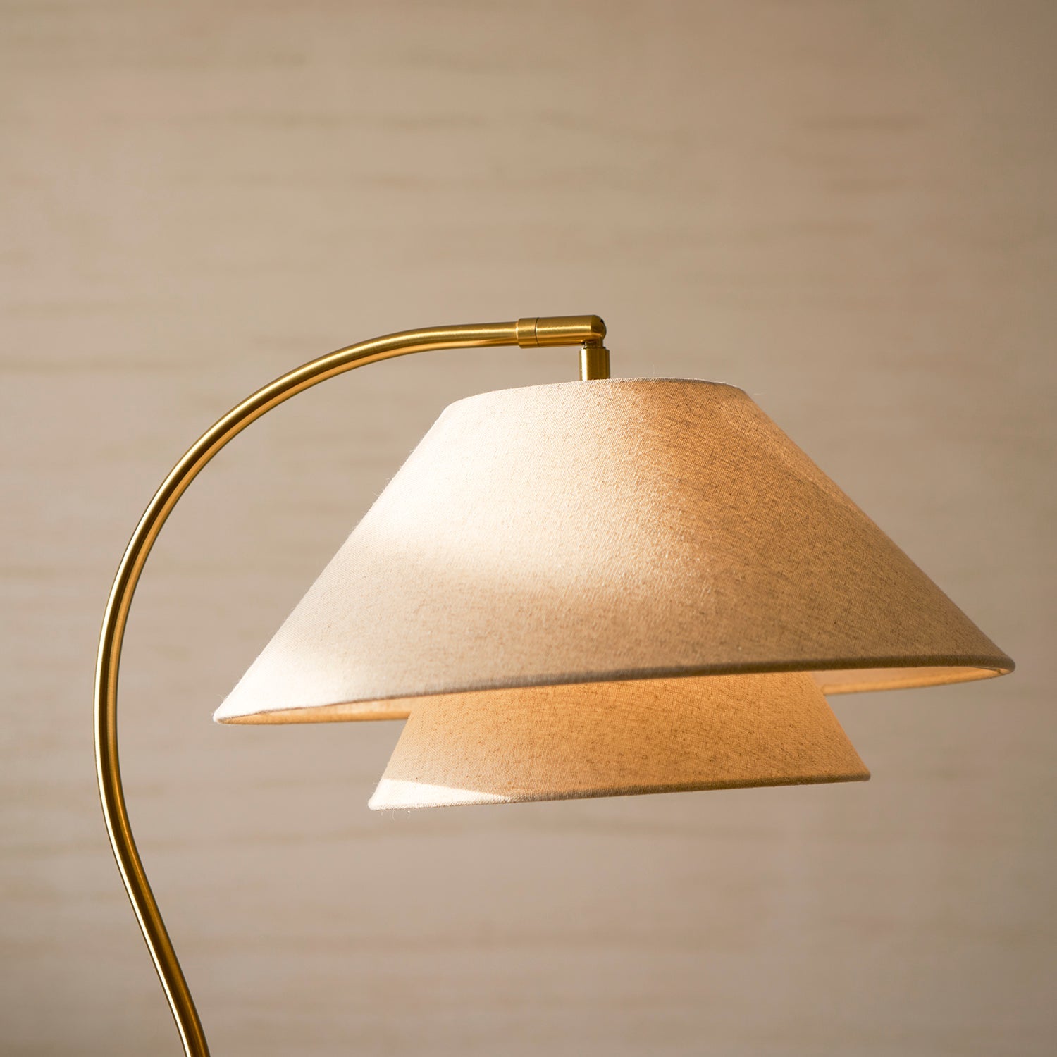 Luxe Vloerlamp met Dubbele Stoffen Kap en Houten Details – 155 cm Hoog Design Statement | Restfield