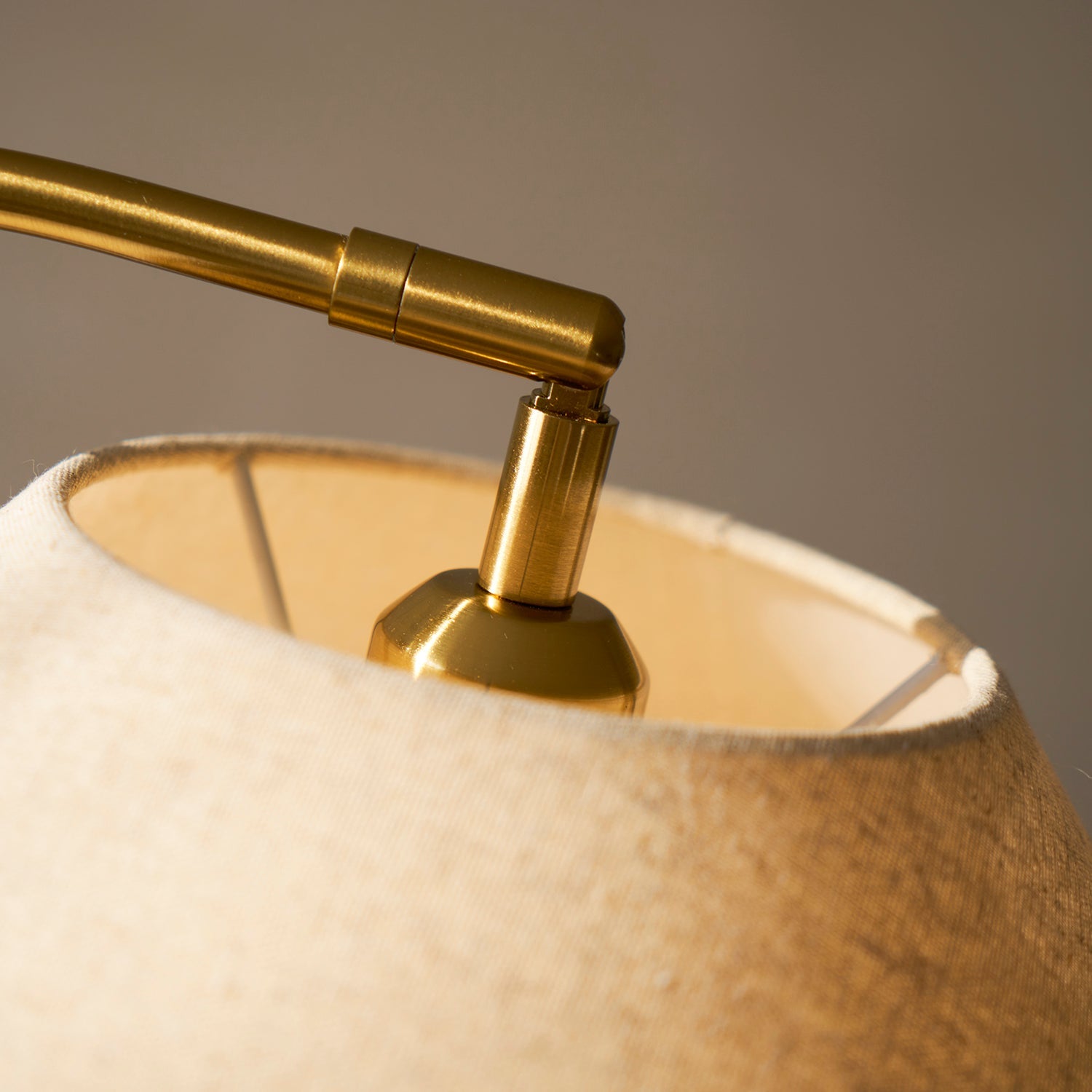 Luxe Vloerlamp met Dubbele Stoffen Kap en Houten Details – 155 cm Hoog Design Statement | Restfield