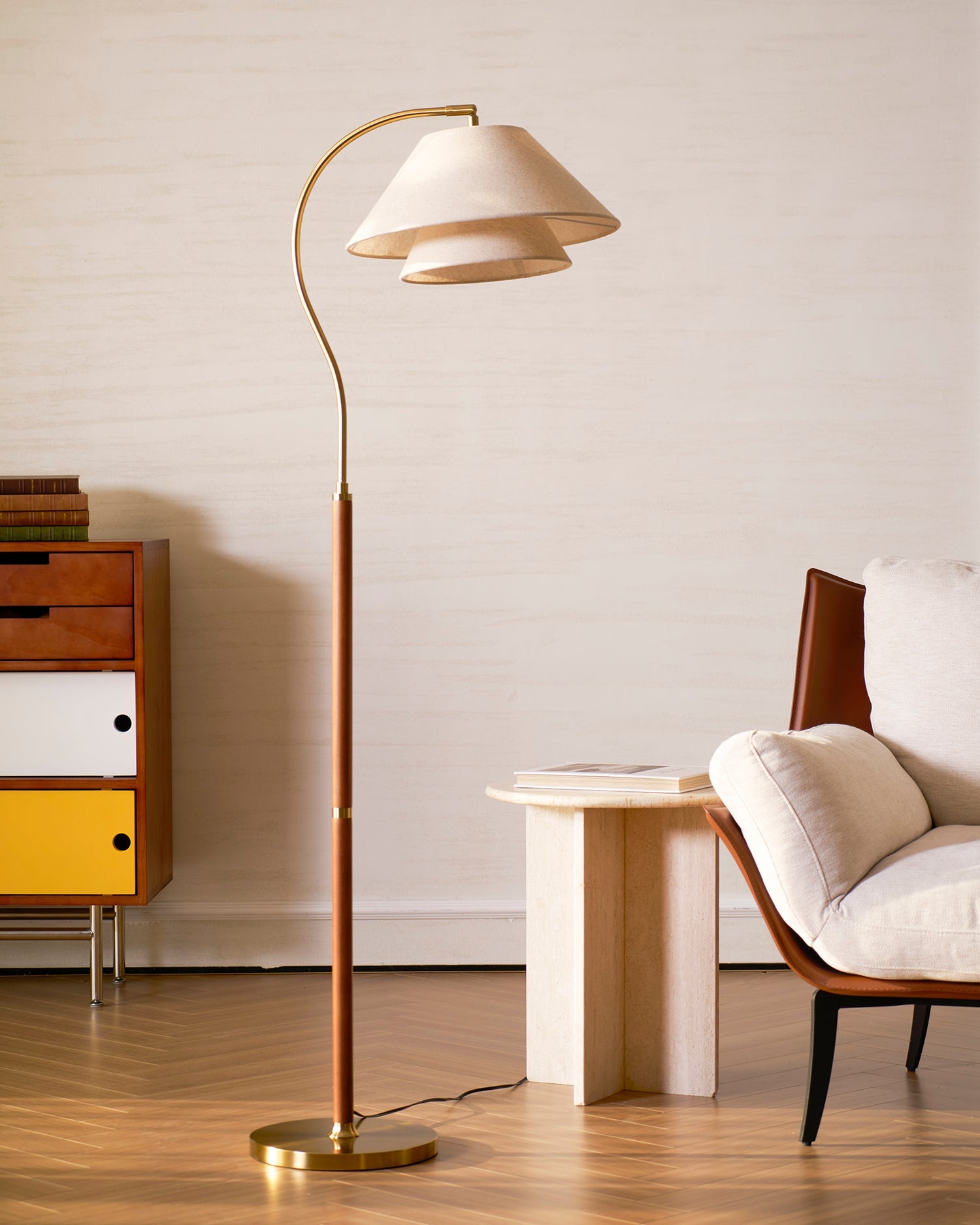 Luxe Vloerlamp met Dubbele Stoffen Kap en Houten Details – 155 cm Hoog Design Statement | Restfield