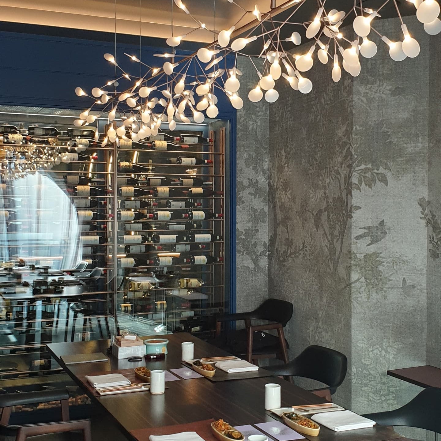 Design Heracleum Kroonluchter met LED Bladeren – Moderne Organische Hanglamp met 30 tot 108 Lichtpunten in Zwart of Roségoud | Restfield