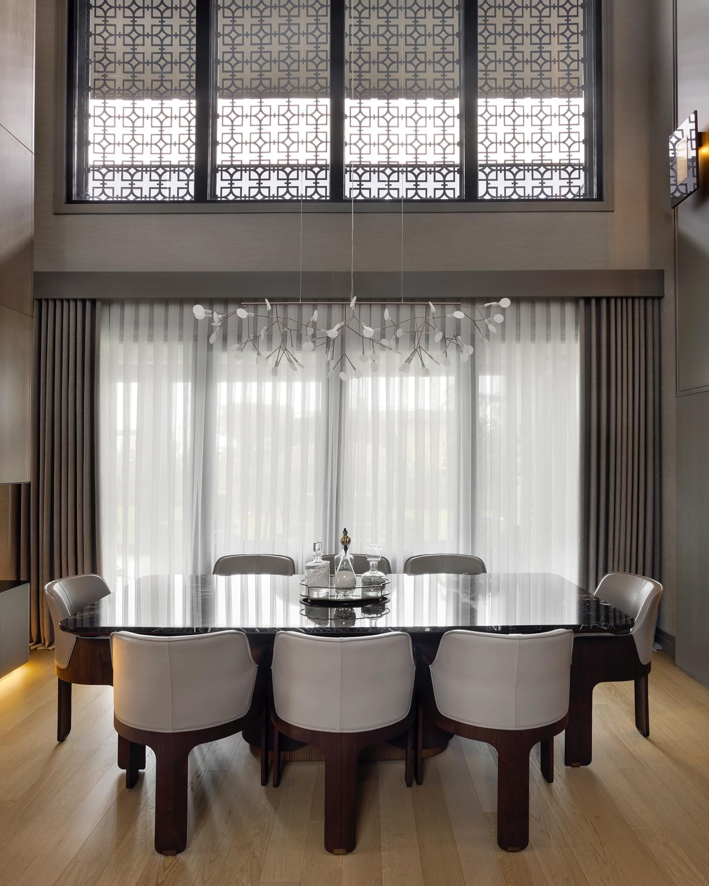 Design Heracleum Kroonluchter met LED Bladeren – Moderne Organische Hanglamp met 30 tot 108 Lichtpunten in Zwart of Roségoud | Restfield