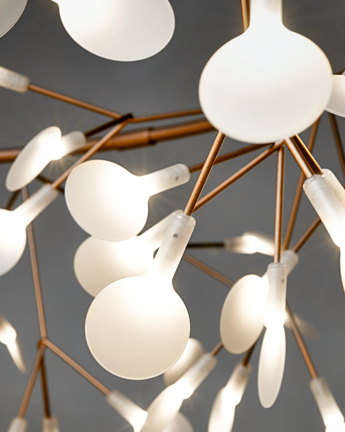 Design Heracleum Kroonluchter met LED Bladeren – Moderne Organische Hanglamp met 30 tot 108 Lichtpunten in Zwart of Roségoud | Restfield