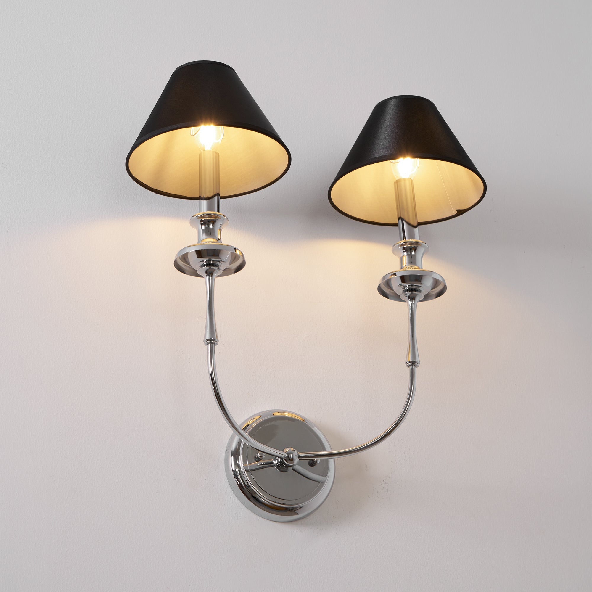 Moderne Wandlamp met Zwarte Stoffen Kap in Messing, Nikkel of Zwart – 1 of 2 Lichtpunten Design Verlichting | Restfield