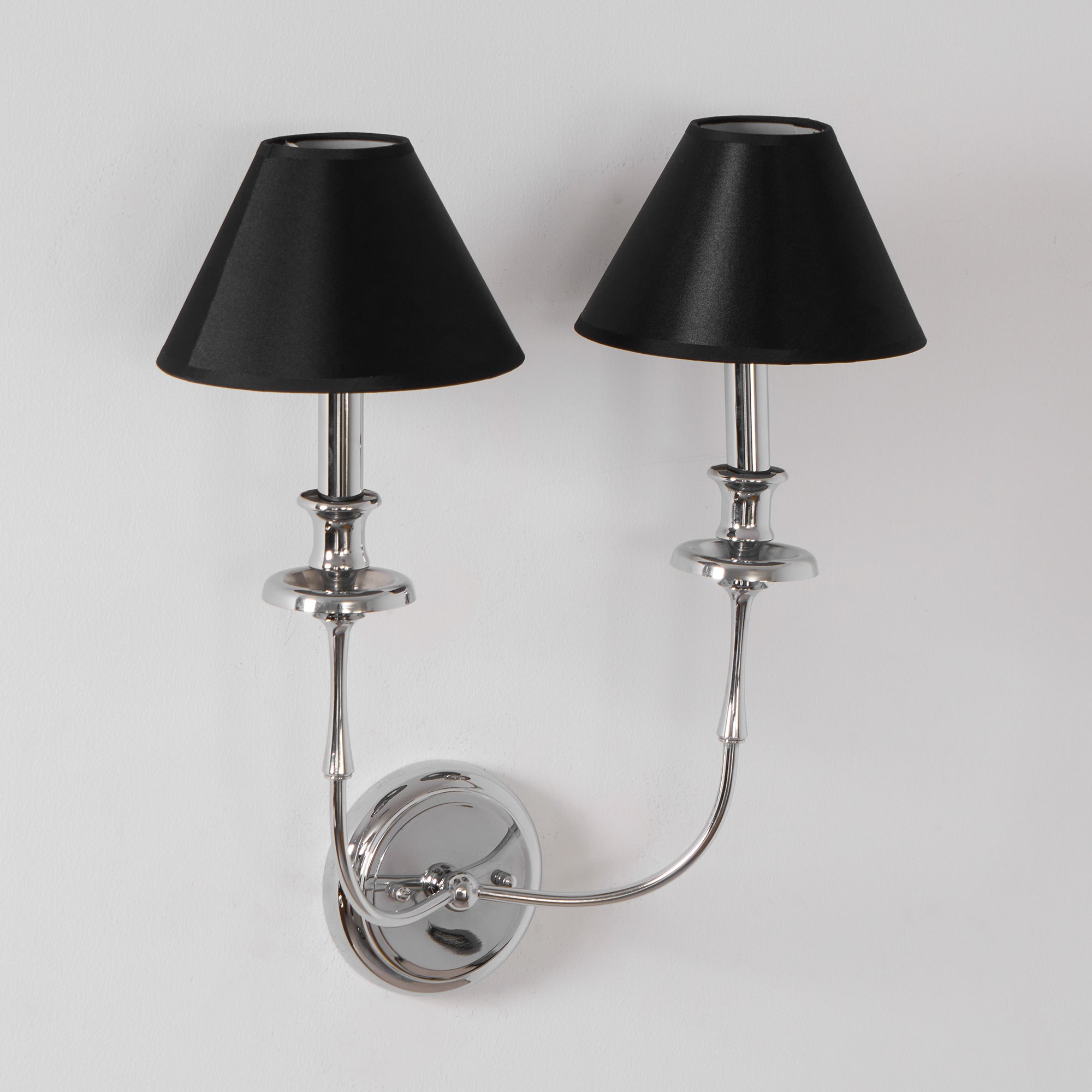 Moderne Wandlamp met Zwarte Stoffen Kap in Messing, Nikkel of Zwart – 1 of 2 Lichtpunten Design Verlichting | Restfield