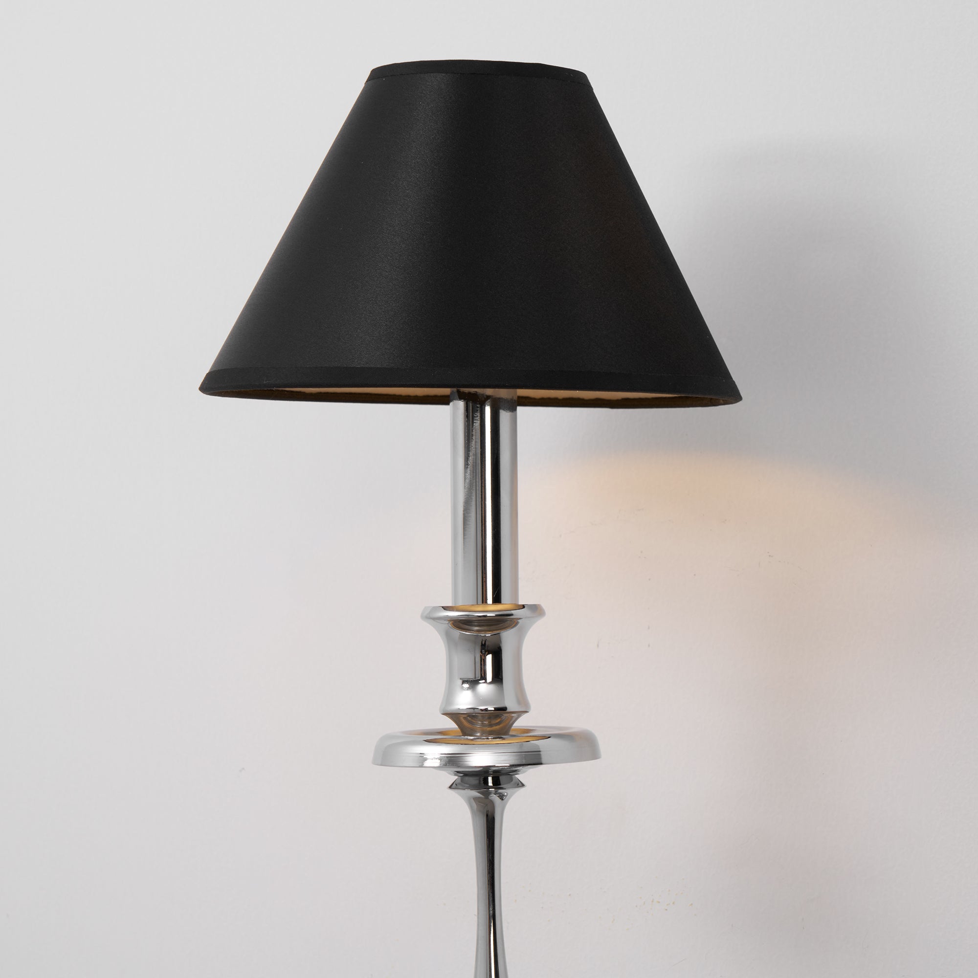Moderne Wandlamp met Zwarte Stoffen Kap in Messing, Nikkel of Zwart – 1 of 2 Lichtpunten Design Verlichting | Restfield