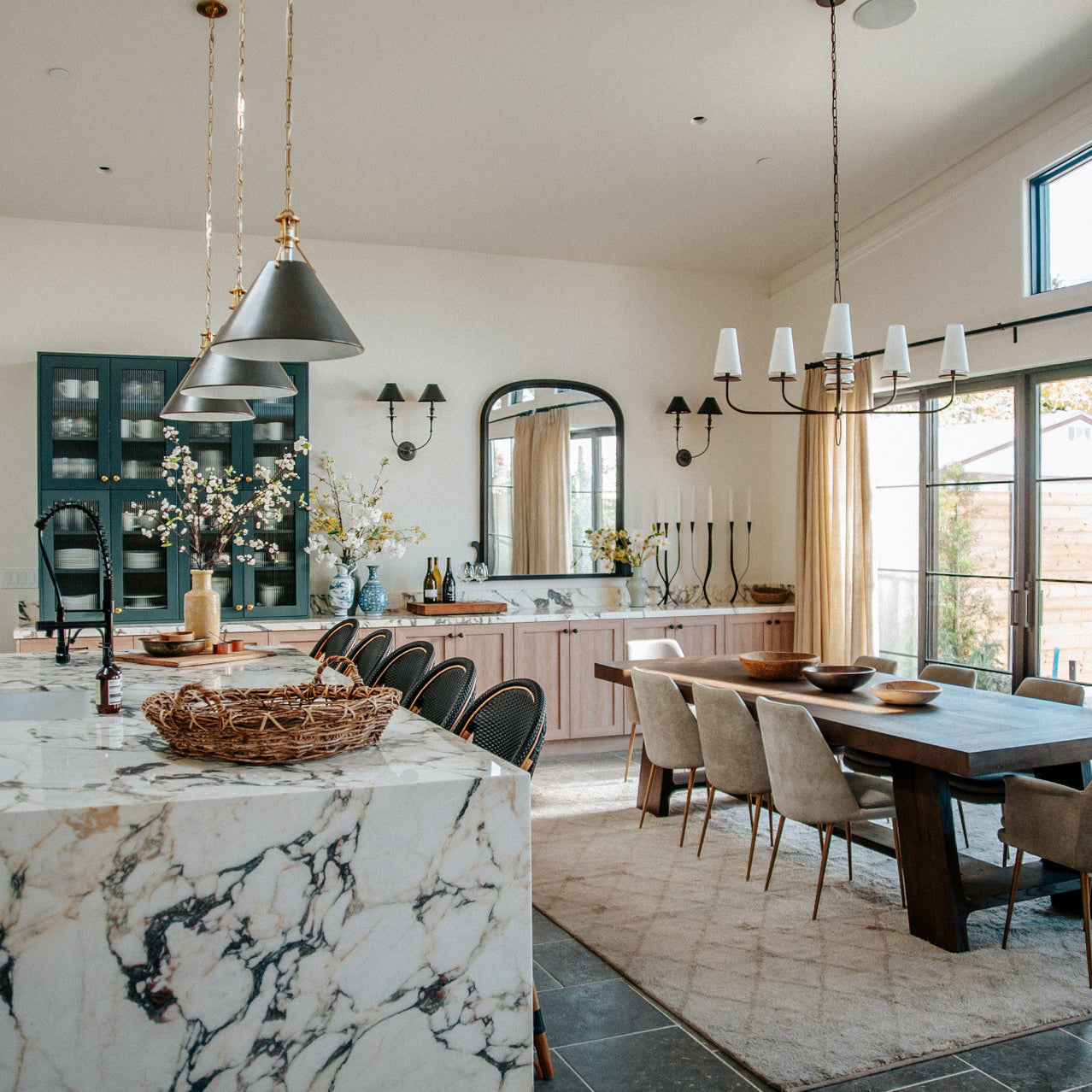 Moderne Wandlamp met Zwarte Stoffen Kap in Messing, Nikkel of Zwart – 1 of 2 Lichtpunten Design Verlichting | Restfield