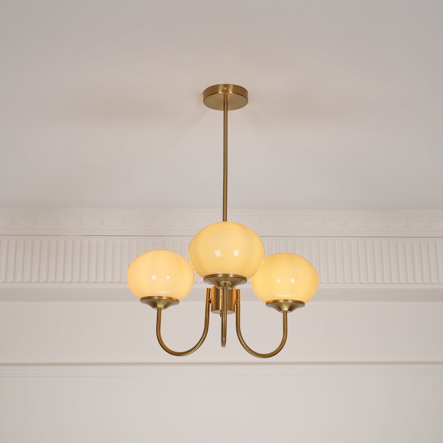 Glazen Kroonluchter Met Roze Witte Of Creme Bollen En Gouden Of Chromen Frame Moderne Design Kroonluchter Met 3 Of 5 Lichtpunten Voor Woonkamer En Eetkamer | Restfield