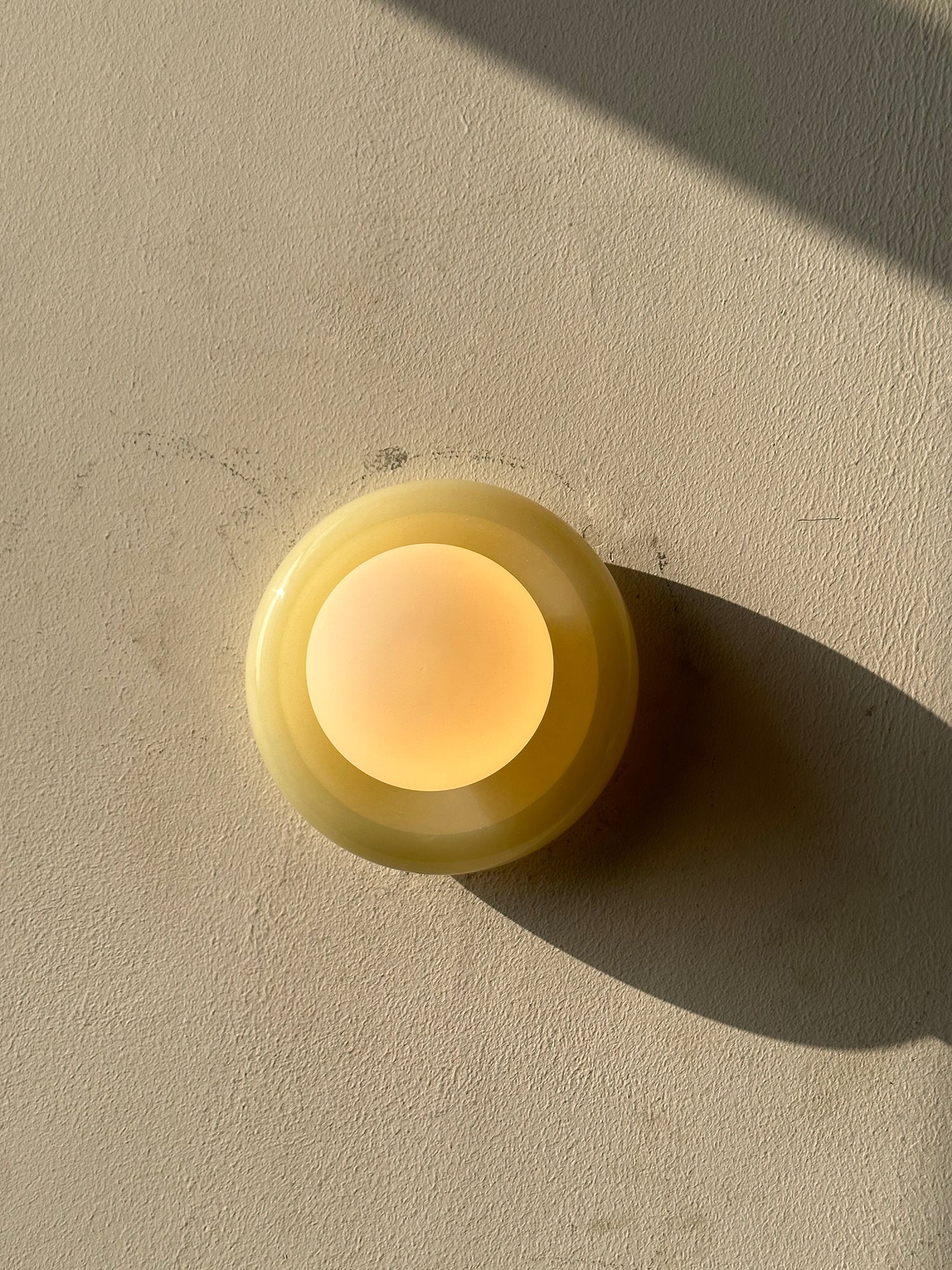 Ronde Jade Wandlamp met Glazen Kap – Luxe Natuursteen Design Verlichting 14 cm | Restfield