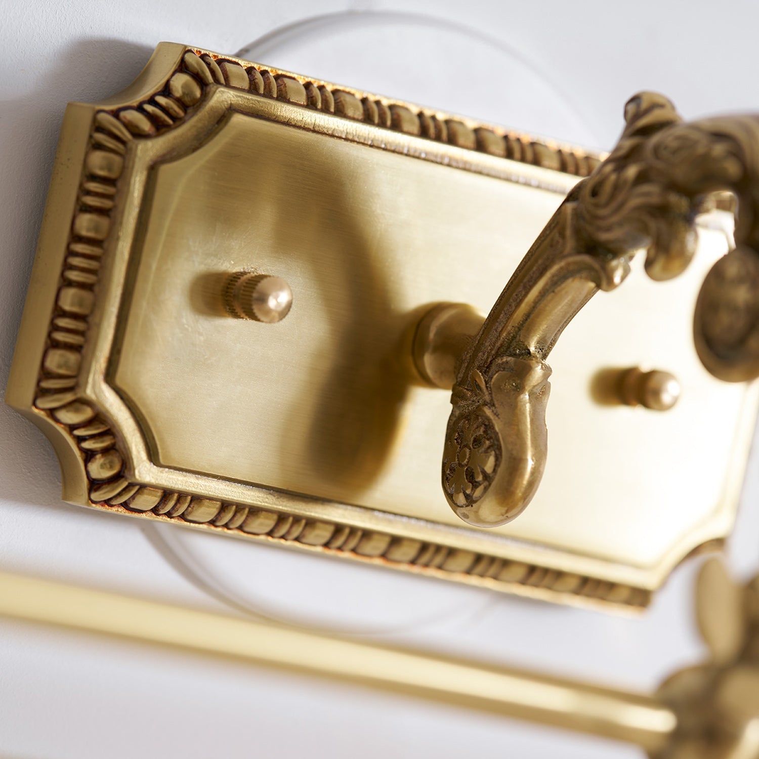 Messing Schilderij Wandlamp met Geïntegreerde Verlichting – Luxe Galerijverlichting in Antiek Messing | Restfield