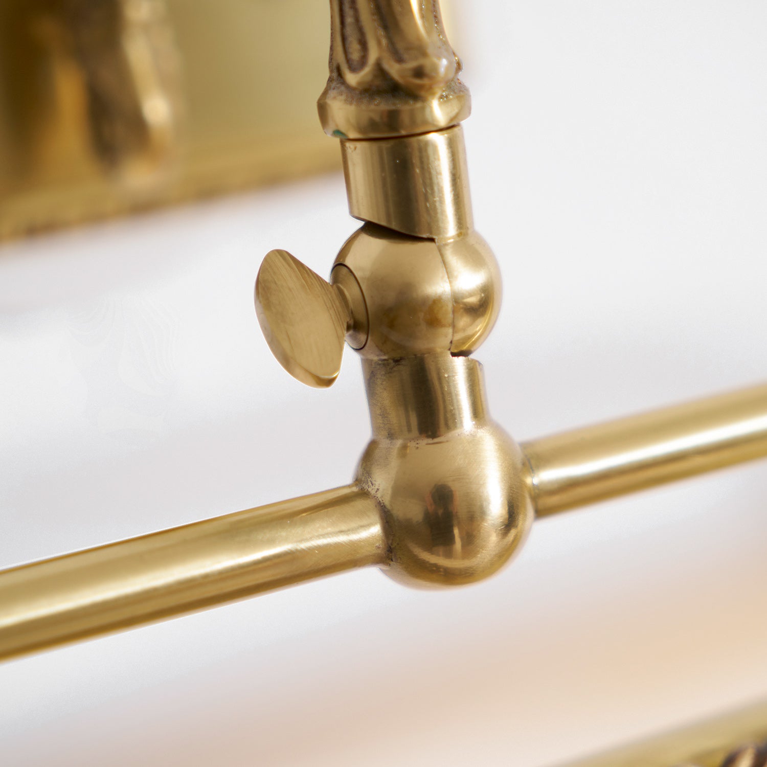 Messing Schilderij Wandlamp met Geïntegreerde Verlichting – Luxe Galerijverlichting in Antiek Messing | Restfield