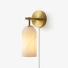 Luxe Alabaster Wandlamp Met Cilindervormige Kap In Brons Of Goud Voor Sfeervolle Binnenverlichting | Restfield