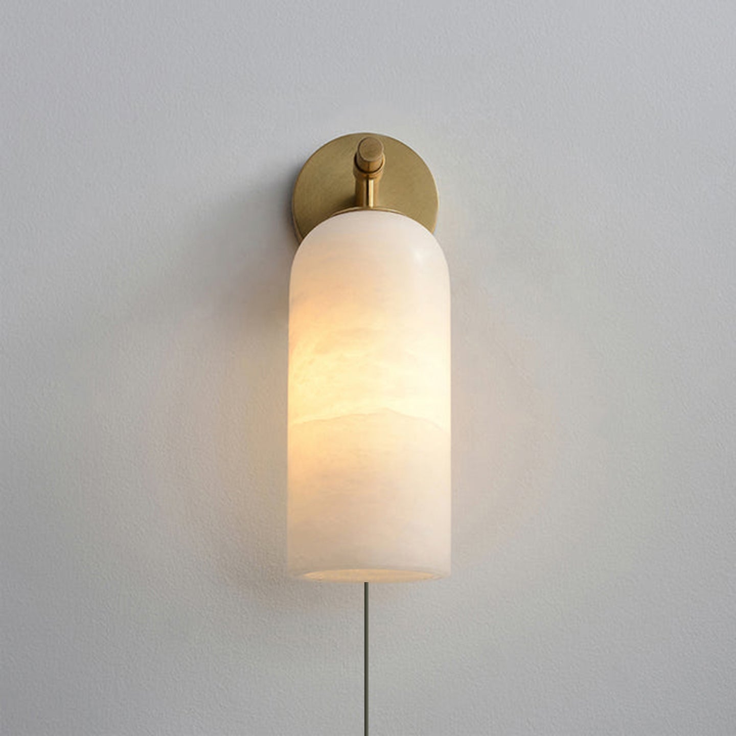Luxe Alabaster Wandlamp Met Cilindervormige Kap In Brons Of Goud Voor Sfeervolle Binnenverlichting | Restfield