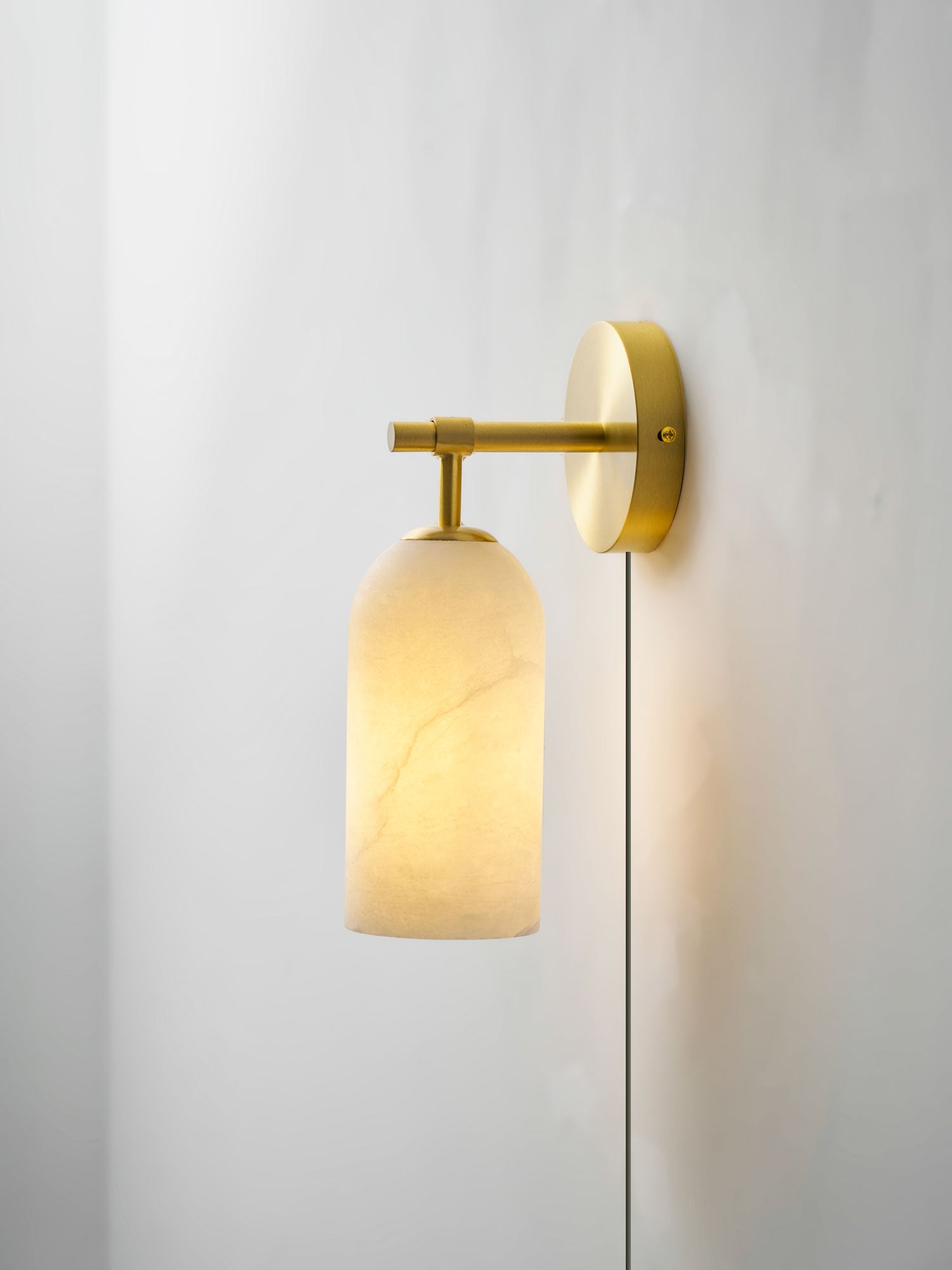 Luxe Alabaster Wandlamp Met Cilindervormige Kap In Brons Of Goud Voor Sfeervolle Binnenverlichting | Restfield