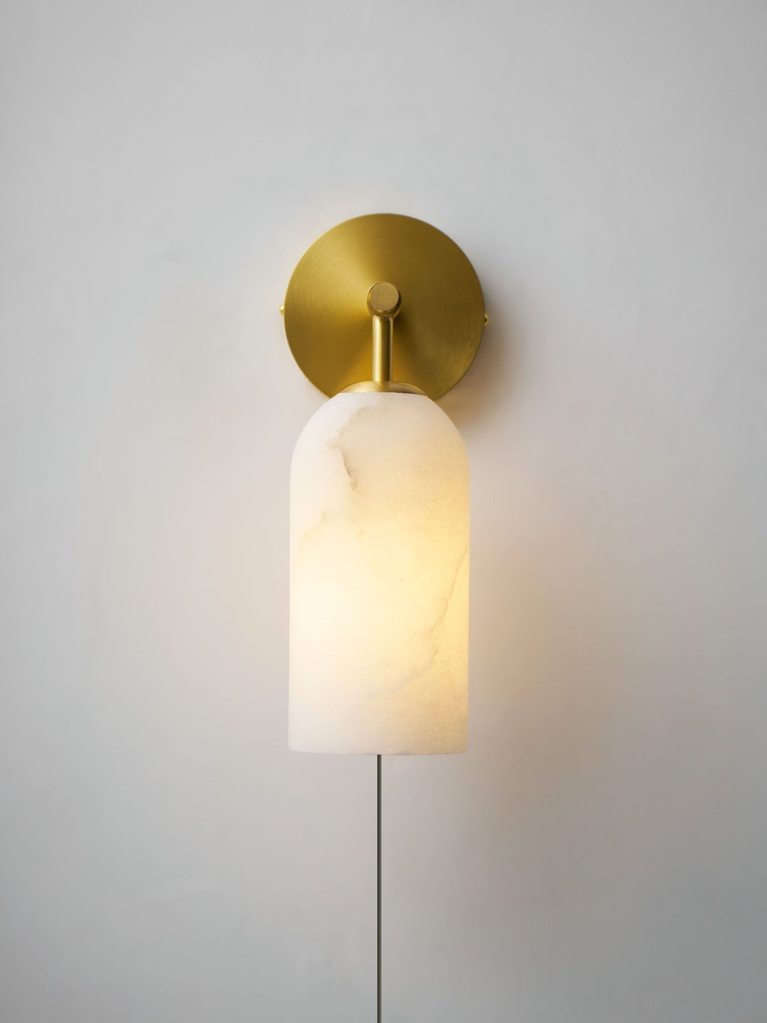 Luxe Alabaster Wandlamp Met Cilindervormige Kap In Brons Of Goud Voor Sfeervolle Binnenverlichting | Restfield