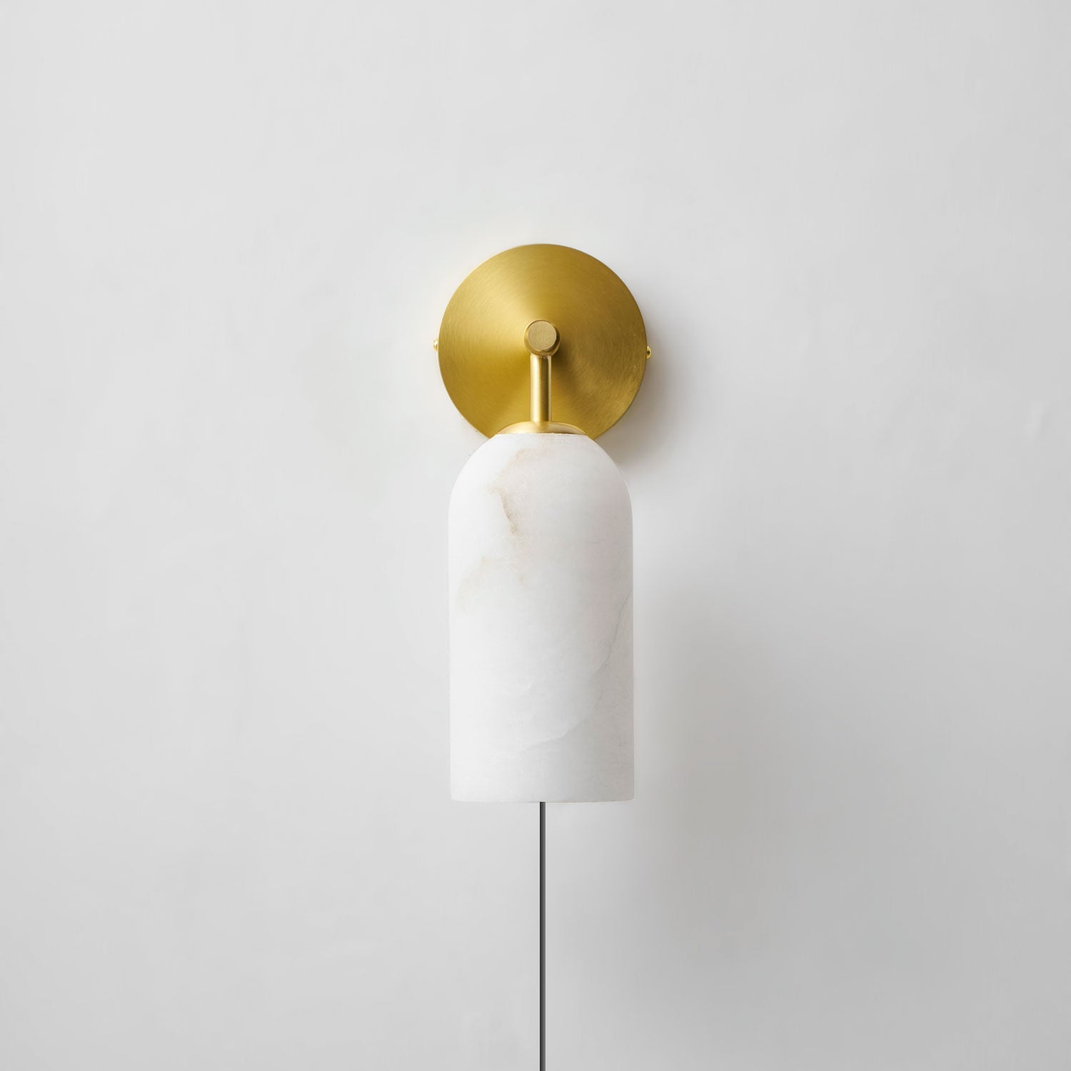 Luxe Alabaster Wandlamp Met Cilindervormige Kap In Brons Of Goud Voor Sfeervolle Binnenverlichting | Restfield