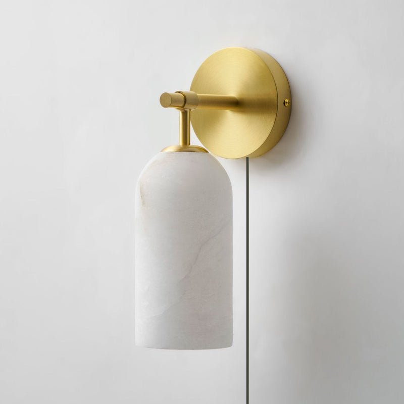 Luxe Alabaster Wandlamp Met Cilindervormige Kap In Brons Of Goud Voor Sfeervolle Binnenverlichting | Restfield
