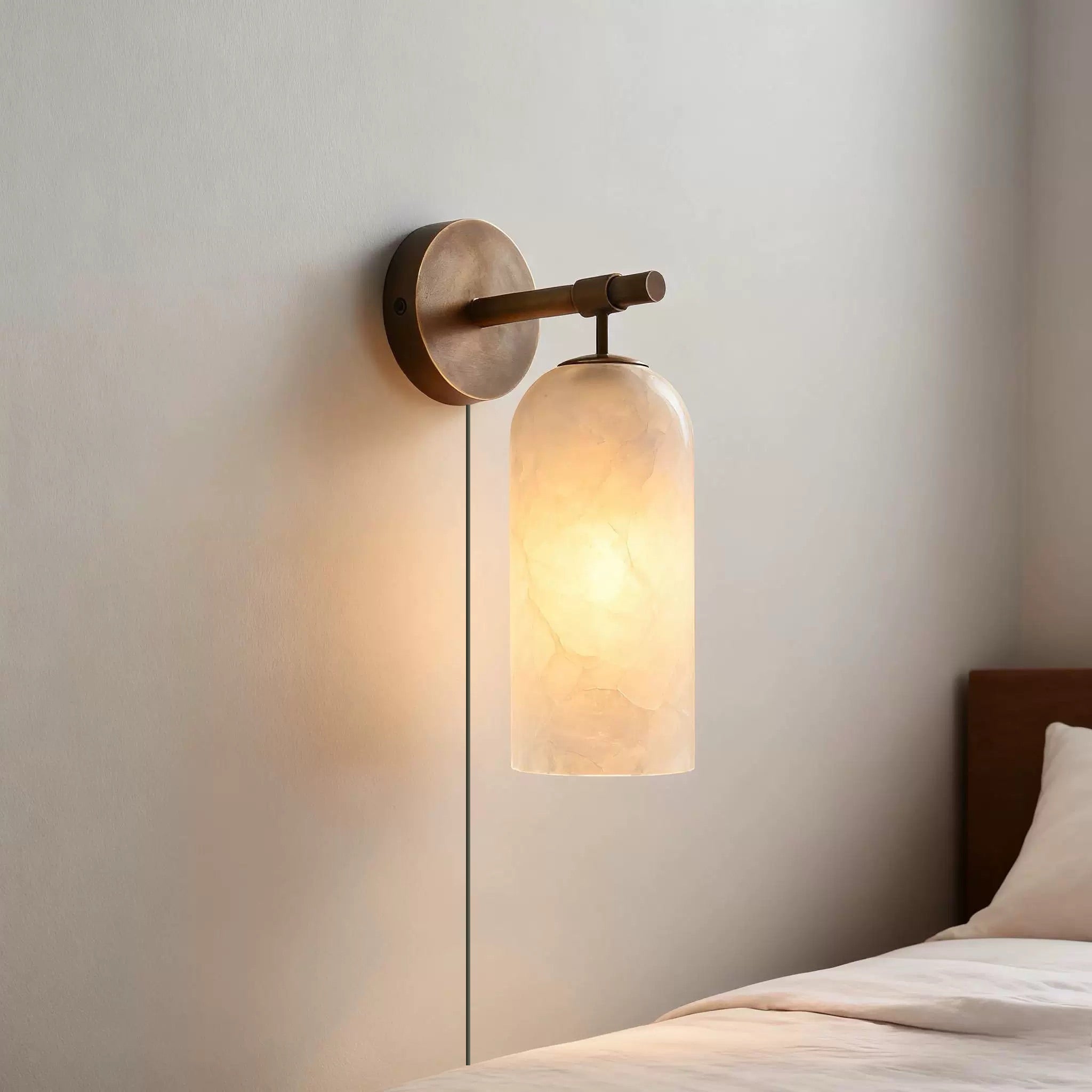 Luxe Alabaster Wandlamp Met Cilindervormige Kap In Brons Of Goud Voor Sfeervolle Binnenverlichting | Restfield
