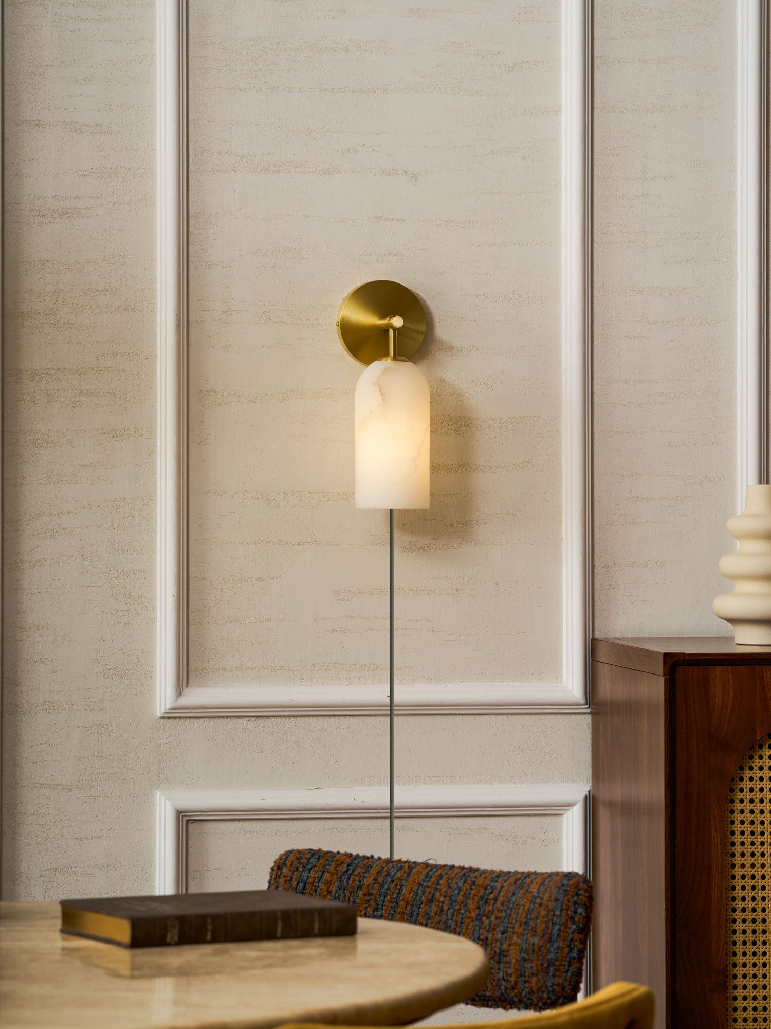 Luxe Alabaster Wandlamp Met Cilindervormige Kap In Brons Of Goud Voor Sfeervolle Binnenverlichting | Restfield