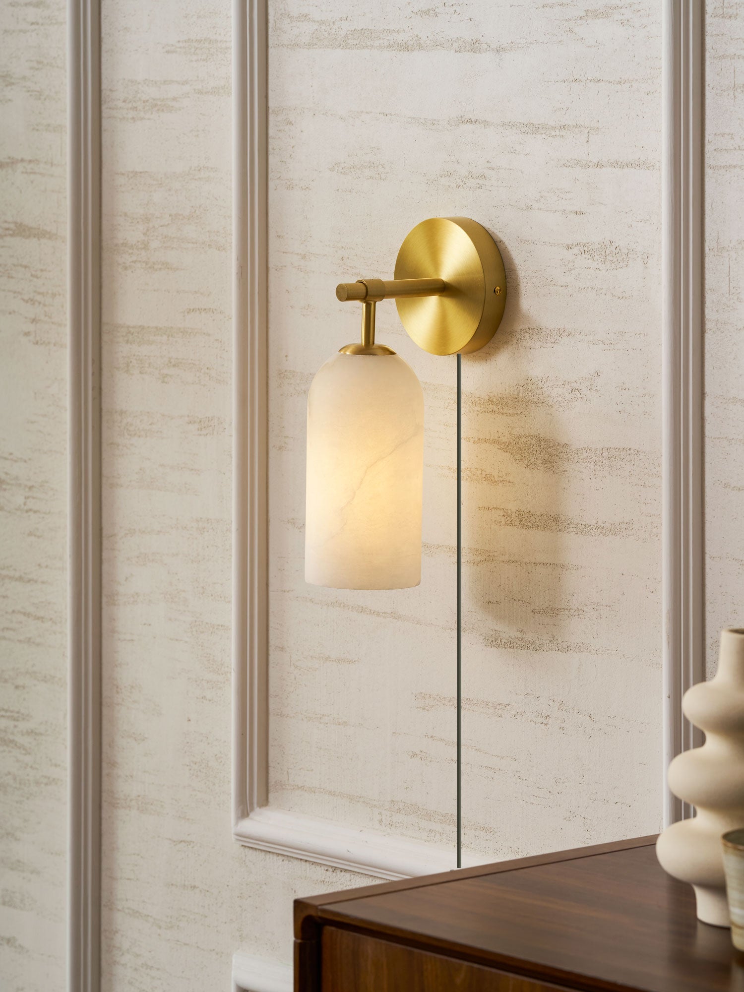 Luxe Alabaster Wandlamp Met Cilindervormige Kap In Brons Of Goud Voor Sfeervolle Binnenverlichting | Restfield