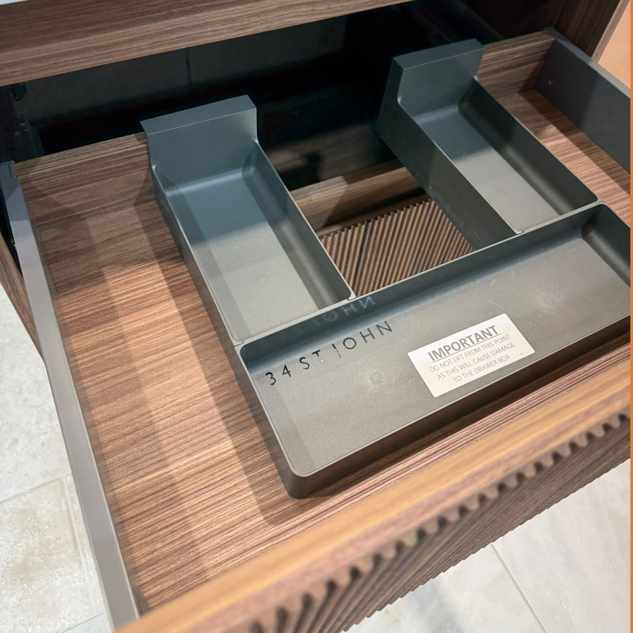 Badkamermeubel Hangend Massief Walnoot 60cm Geribbeld Twee Laden Beyondstone Wastafel