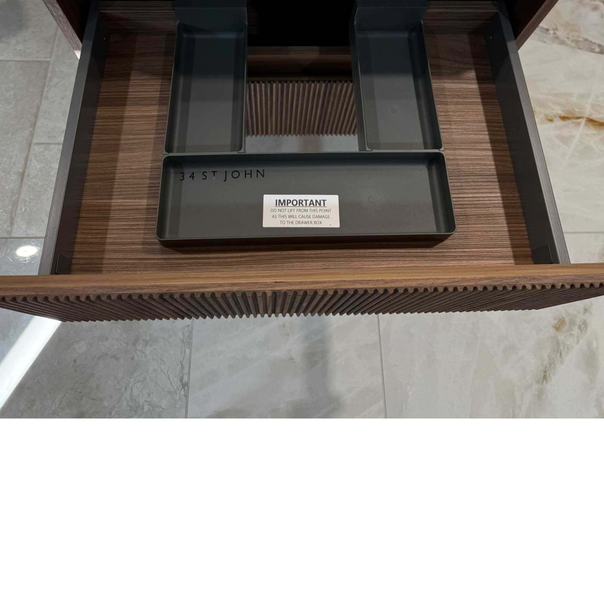 Badkamermeubel Hangend Walnoot 80cm Twee Laden Geribbeld Beyondstone Wastafel Luxe