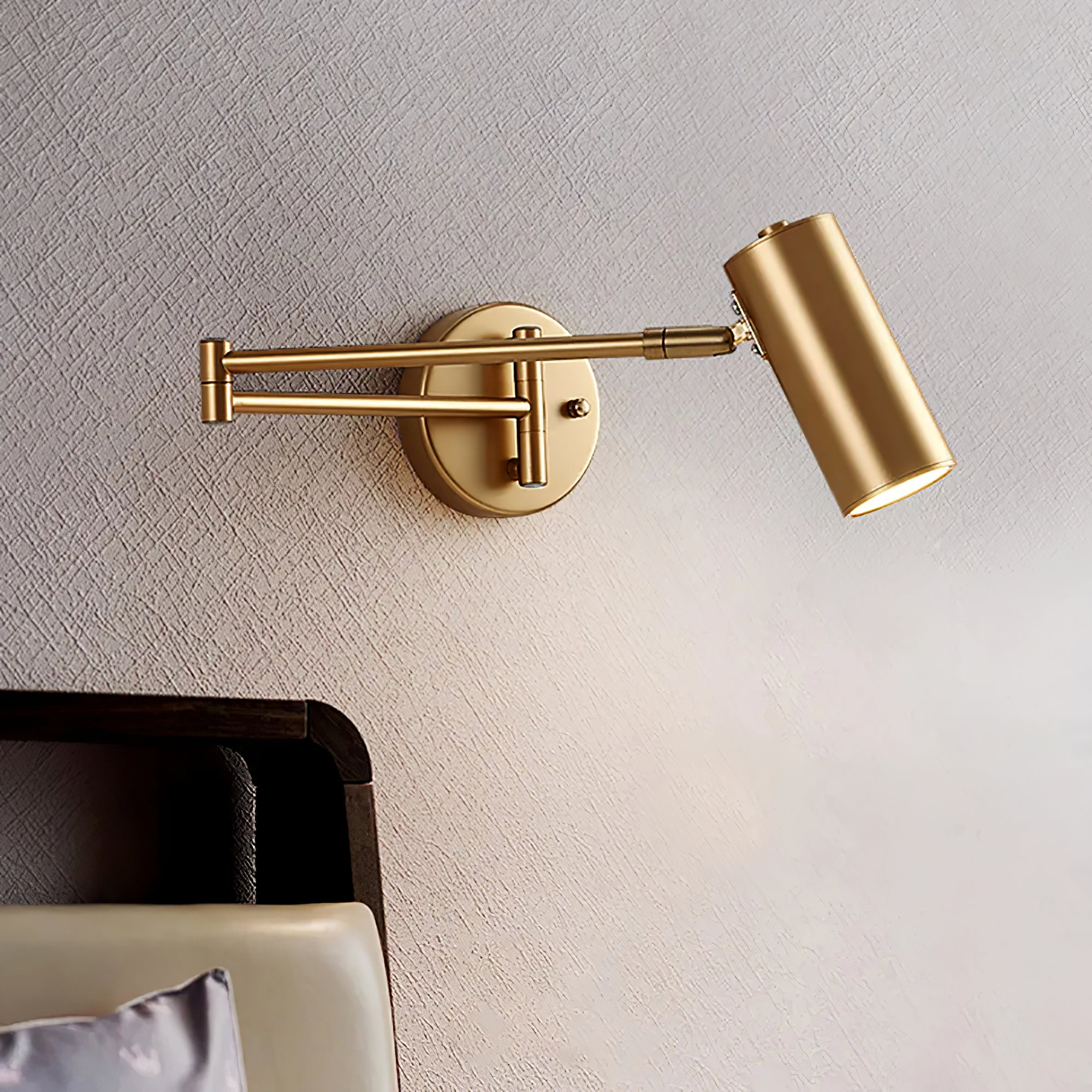 Verstelbare LED Wandlamp van Messing of Zwart Metaal met Draaibare Arm en Cilindrische Spot voor Slaapkamer en Badkamer | Restfield