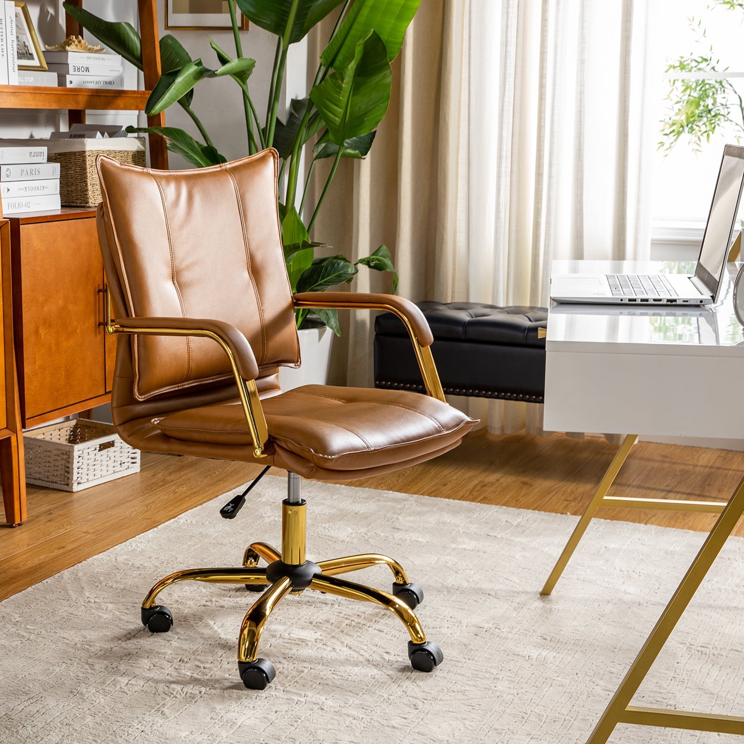 Luxe Ergonomische Bureaustoel Met Gouden Onderstel En Draaifunctie In Vegan Leer | Restfield