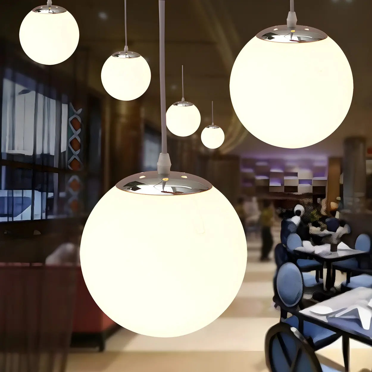 Moderne Witte Globe Hanglamp van Glas met Ronde Bolvorm in Diverse Maten voor Eetkamer en Woonkamer | Restfield