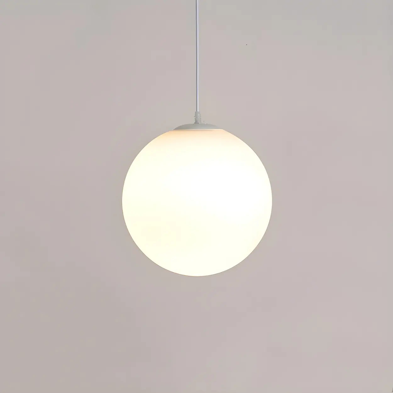 Moderne Witte Globe Hanglamp van Glas met Ronde Bolvorm in Diverse Maten voor Eetkamer en Woonkamer | Restfield